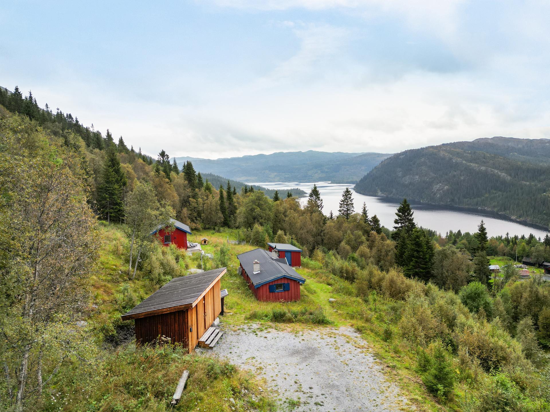 Et idyllisk og nydelig hyttetun bestående av hytte, anneks, bod med utedo, verksted med vedskjul samt en gapahuk.. Bilde nummer 2 av 3