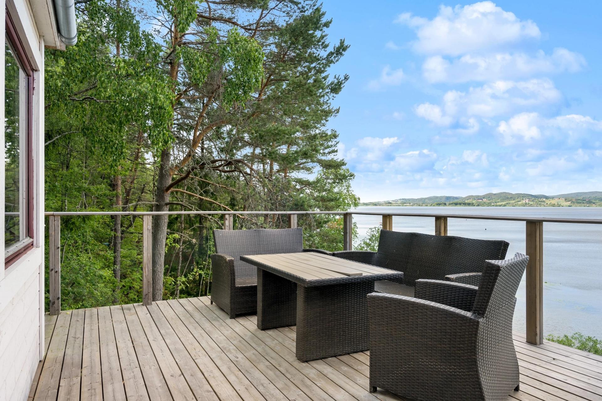 Fritidseiendom med en idyllisk og usjenert beliggenhet ved vannet.. Bilde nummer 2 av 3