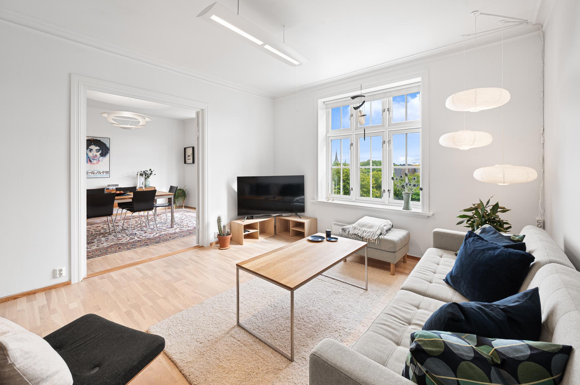 Leiligheten har to store stuer på henholdsvis ca. 19 og 20 kvadratmeter. . Bilde nummer 2 av 3