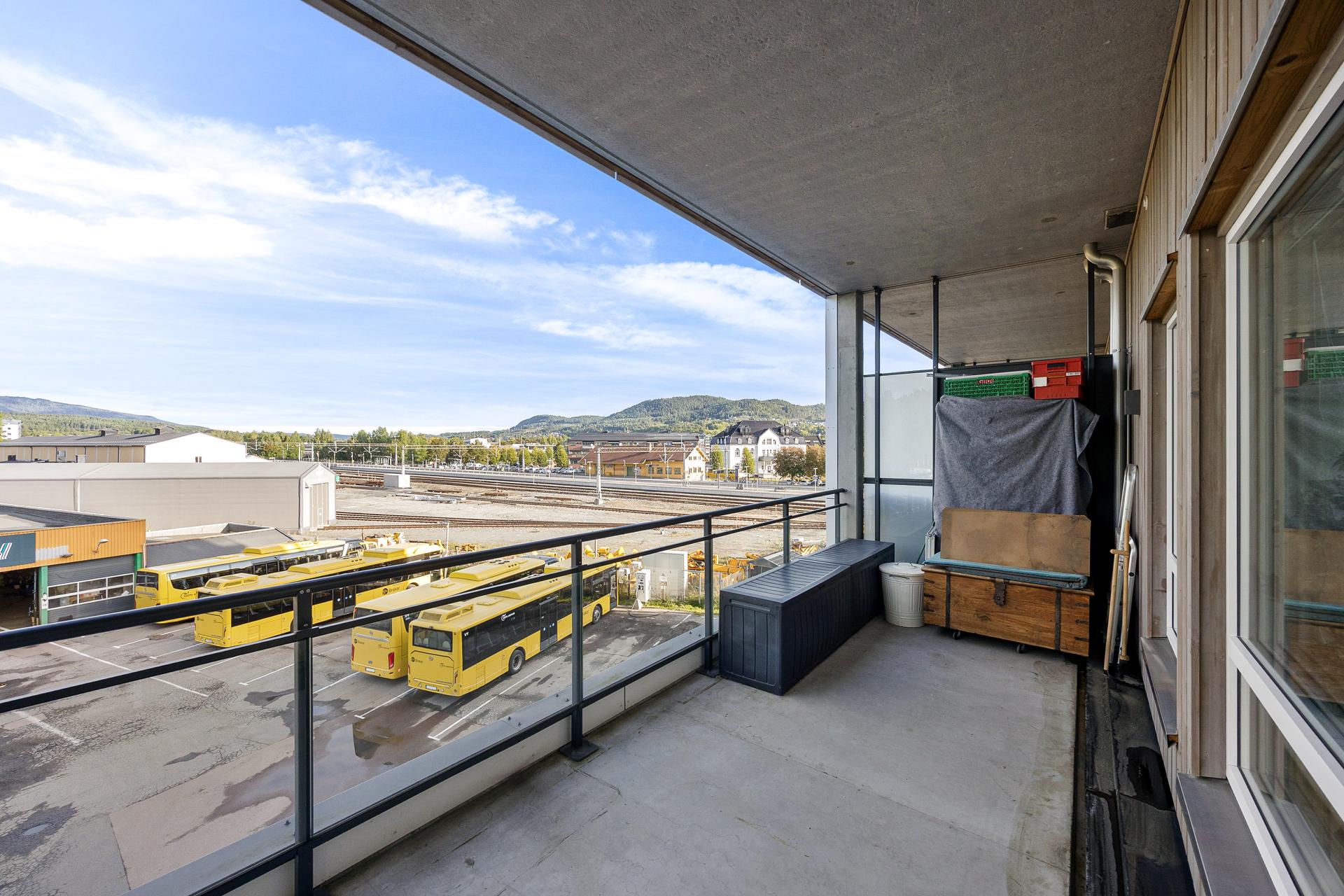 Fra stuen er det utgang til en overbygget balkong på 19 m².. Bilde nummer 3 av 3