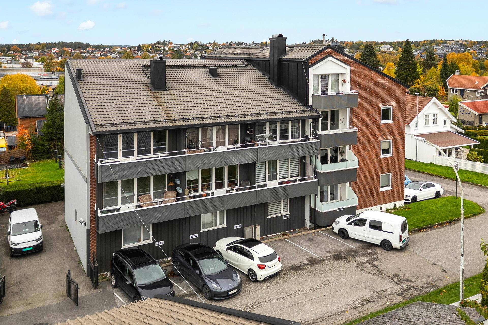 Andelsleilighet i 3 etasje med hems, i et veletablert borettslag like utenfor Sarpsborg sentrum. Det medfølger en p-plass, foran bygningen. . Bilde nummer 2 av 3