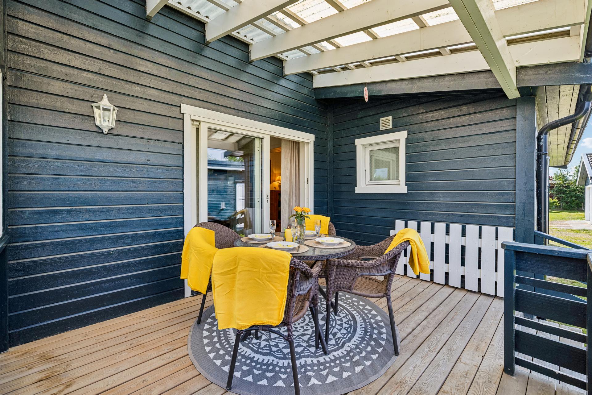 Trivelig utemiljø! Overbygget terrasse mot nordvest med direkte utgang fra stuen.. Bilde nummer 3 av 3