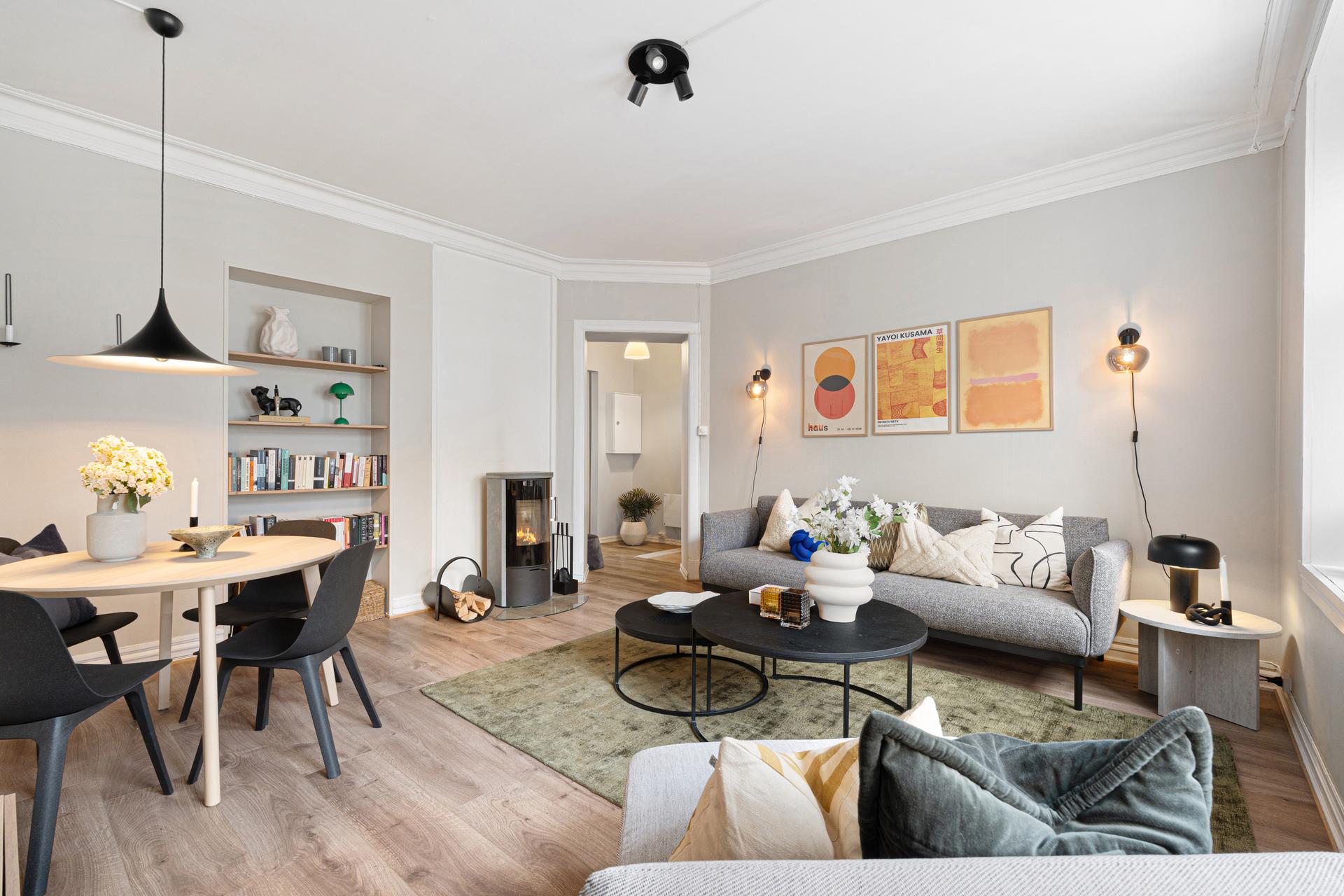 Stuen har god plass til ønsket innredning, med plass til både sofagruppe og spisebord. . Bilde nummer 3 av 3