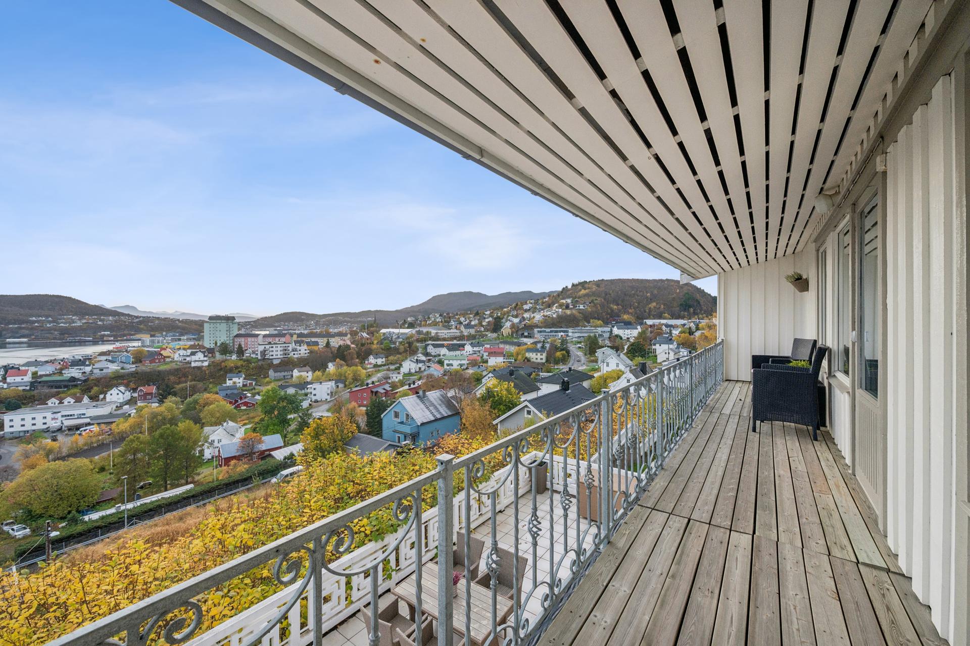 Balkong i 3. etasje med rekkverk i smijern og vidstrakt utsikt over byen og fjorden.. Bilde nummer 2 av 3