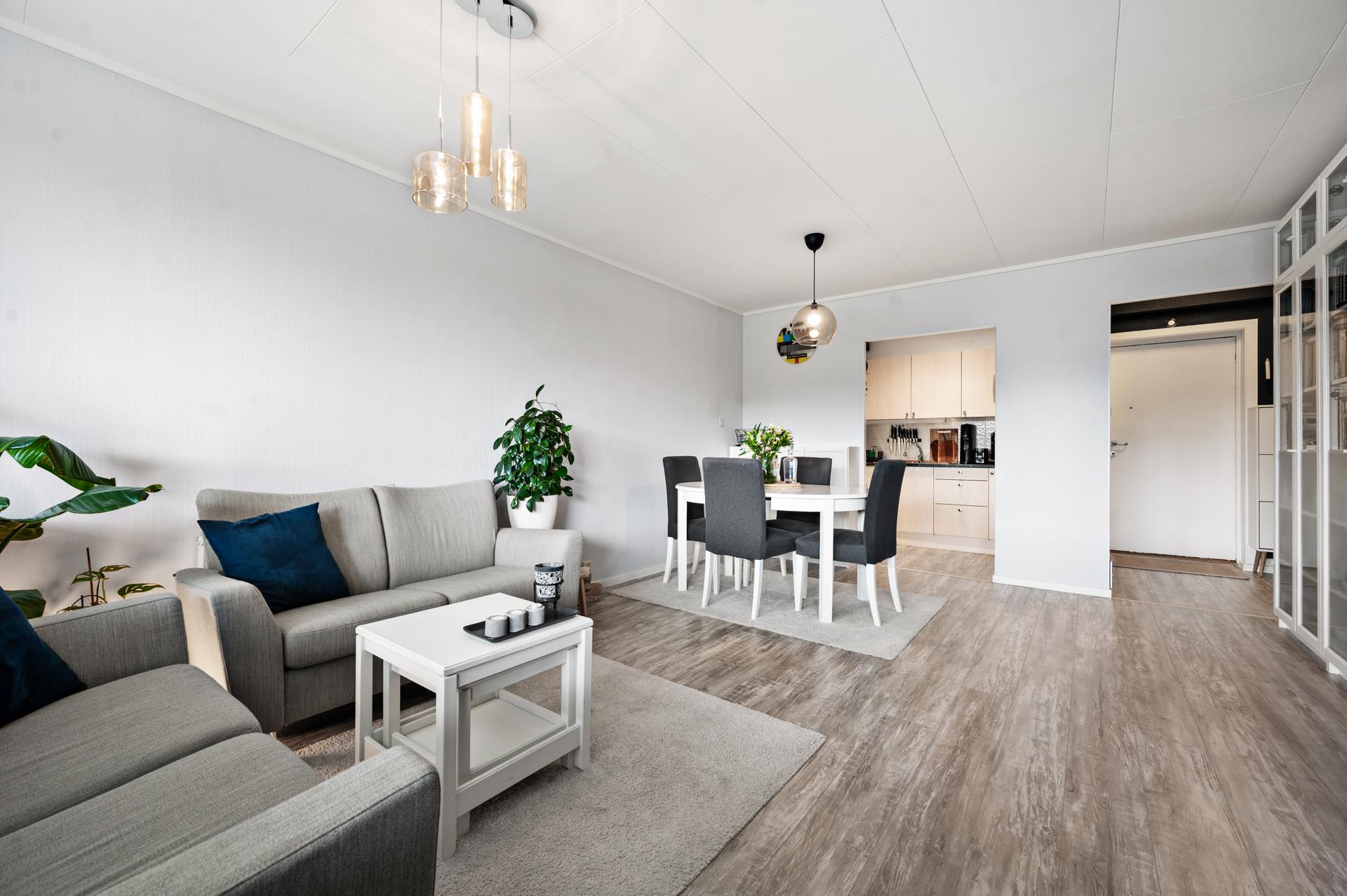 Leiligheten har en praktisk planløsning med gjennomgående laminatgulv.. Bilde nummer 2 av 3