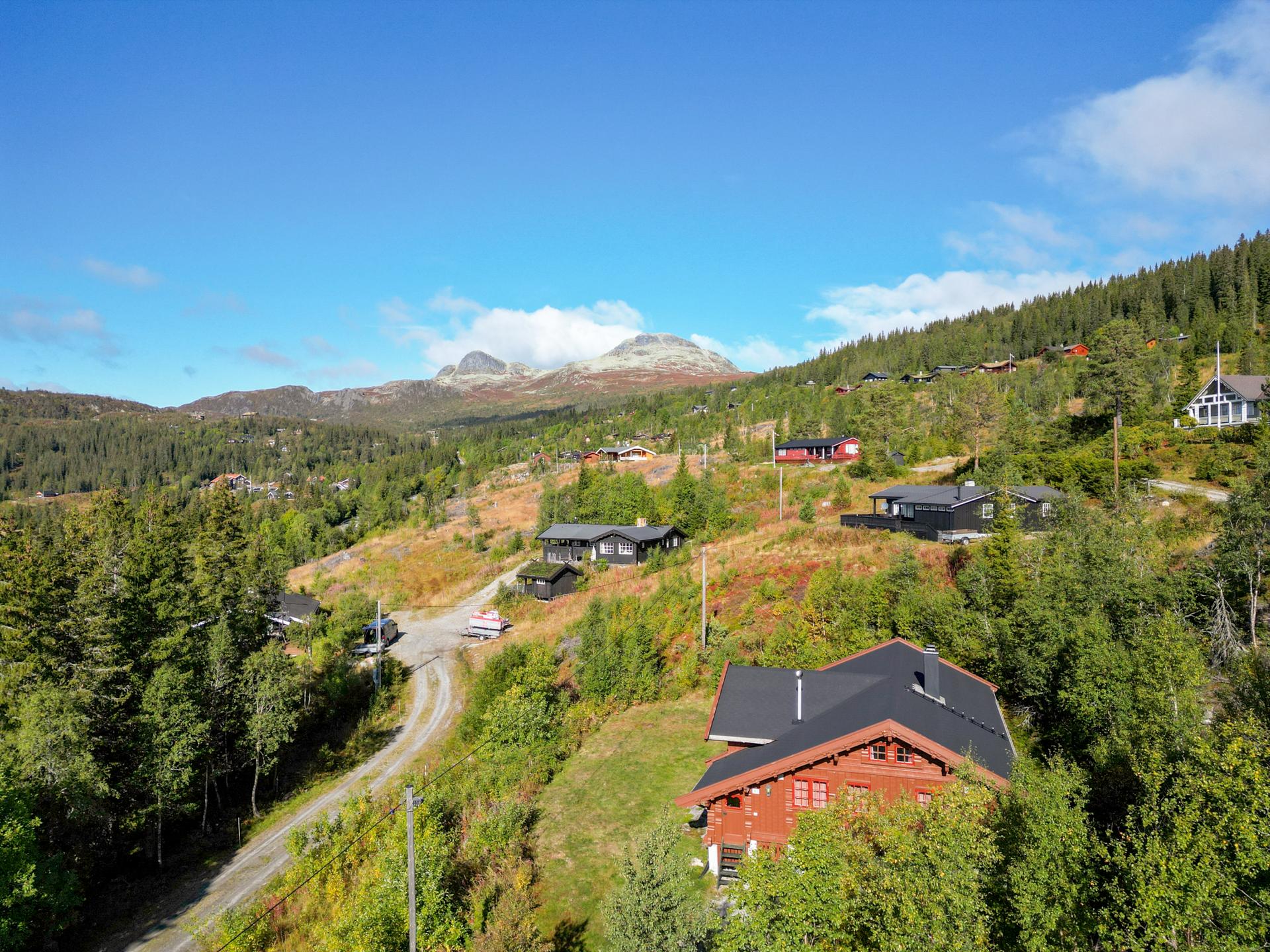 Velholdt Buen-hytte med usjenert beliggenhet på Nøtingen og utsikt mot omkringliggende natur.. Bilde nummer 2 av 3