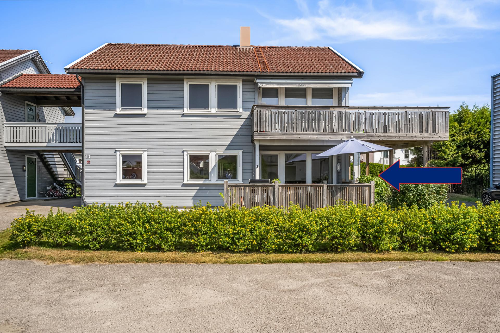 Felles uteområde med pent opparbeidet med plen og beplantning.. Bilde nummer 2 av 3