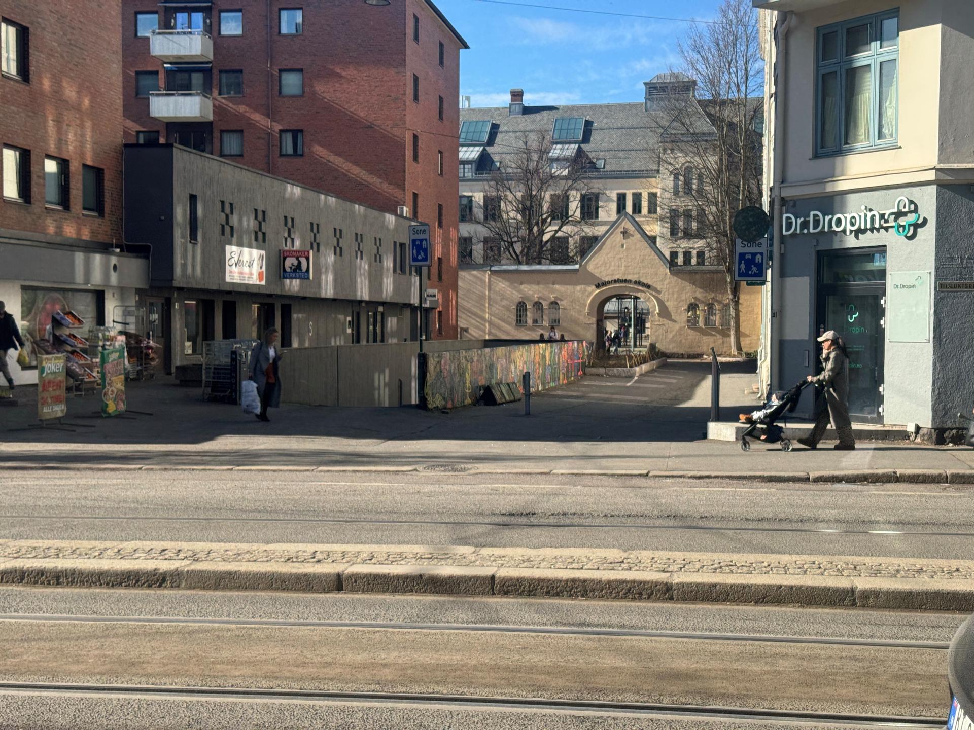 Eiendomsmegler Per-Christian Søreng presenterer garasjeplass til salgs med god og sentral beliggenhet på Majorstuen, i et av Oslos mest populære områder. Anlegget har adressen; Arbos gate 2B, ligger like ved Bogstadveien med adkomst fra Kirkeveien.. Bilde nummer 1 av 3