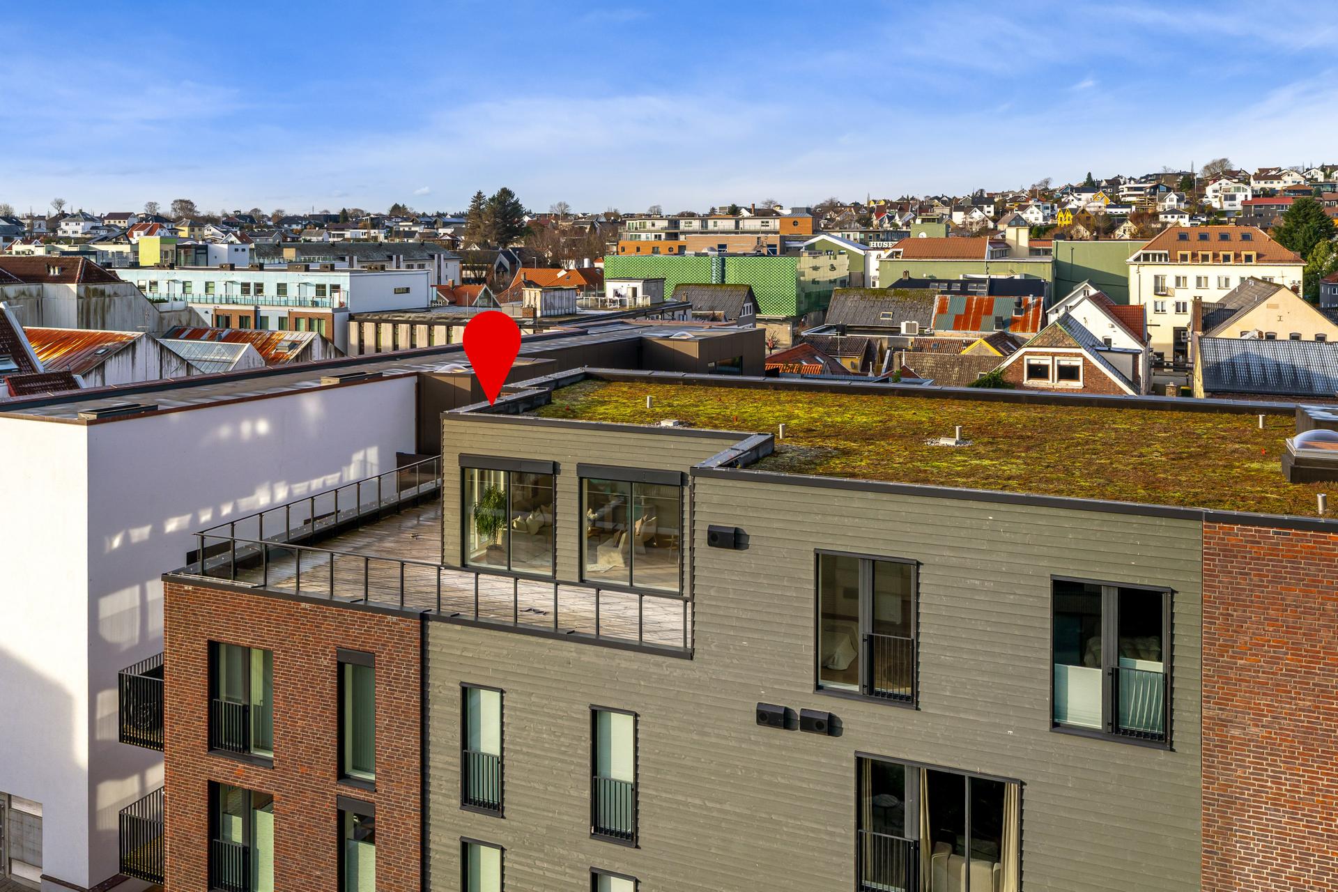 En flott selveierleilighet med en attraktiv og sentral beliggenhet i Sandnes sentrum. Topp- og hjørneleilighet  med solrik terrasse på hele 64 kvm. . Bilde nummer 1 av 3
