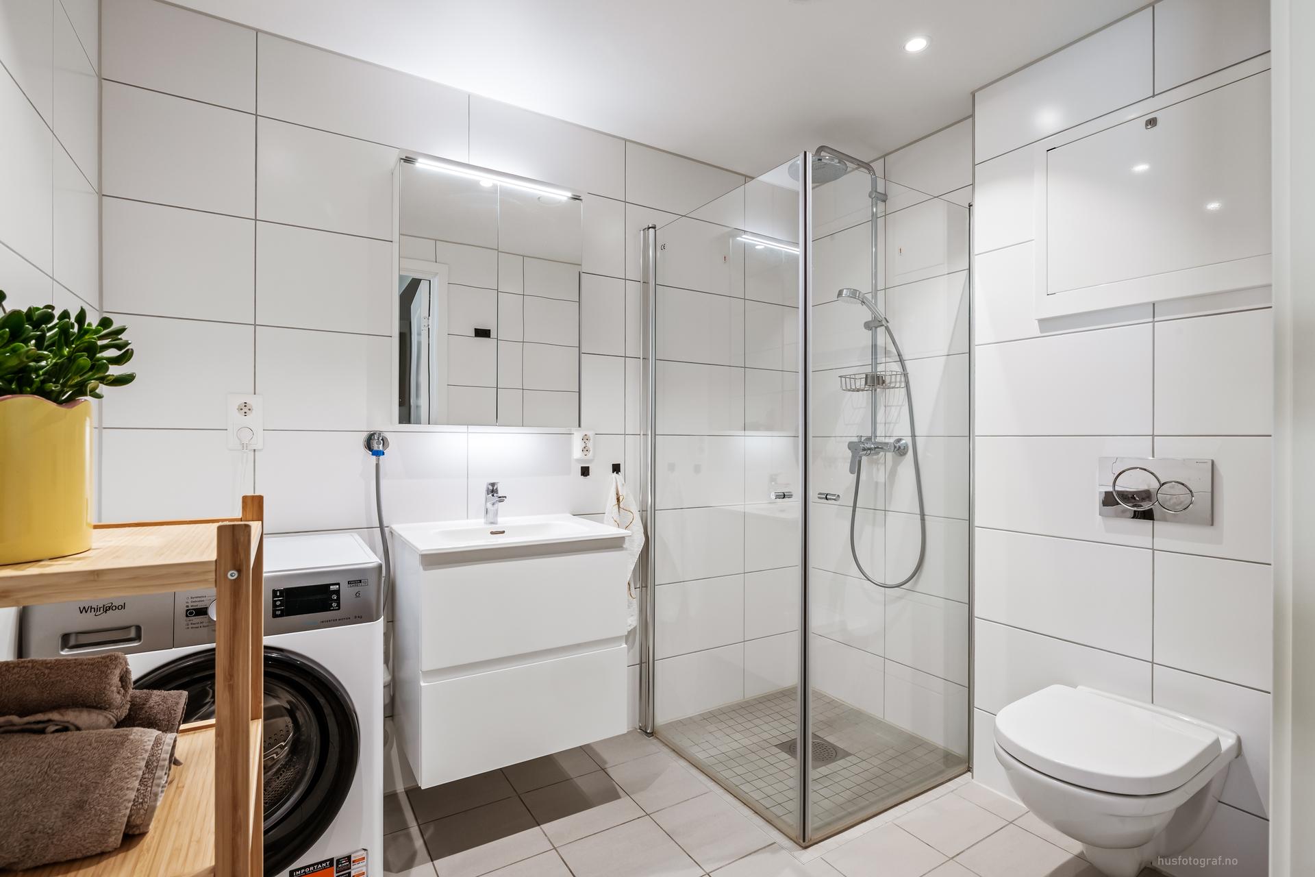 Innredning med nedfelt servant og downlights i himling.. Bilde nummer 3 av 3