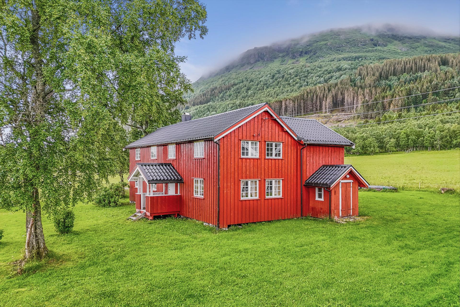 EiendomsMegler 1 v/Irene Sommerro har gleden av å presentere Huglvegen 71! Foto: EFKT. Bilde nummer 1 av 3