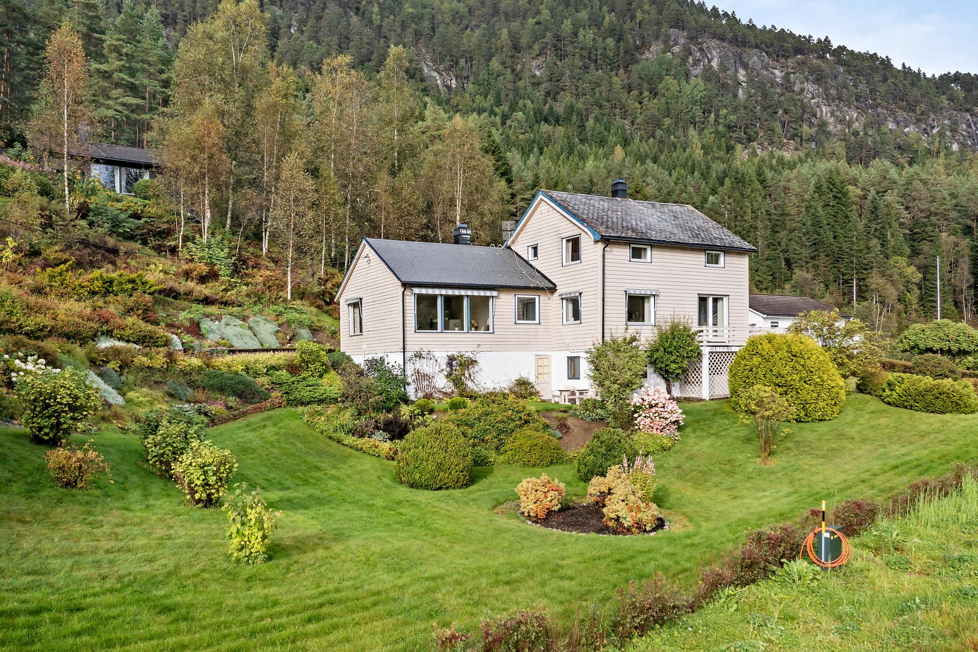 Eigedomen har stor og flott opparbeida hage.. Bilde nummer 2 av 3