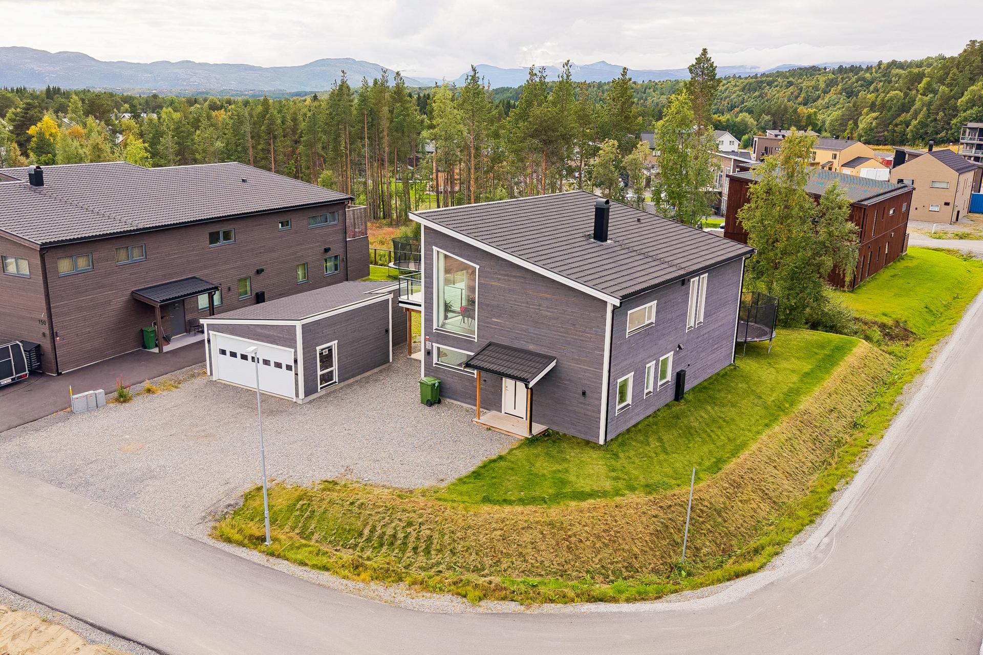 Velkommen til Holstsletta 146 og 148! Foto: EFKT/Magnus Askeland. Bilde nummer 1 av 3