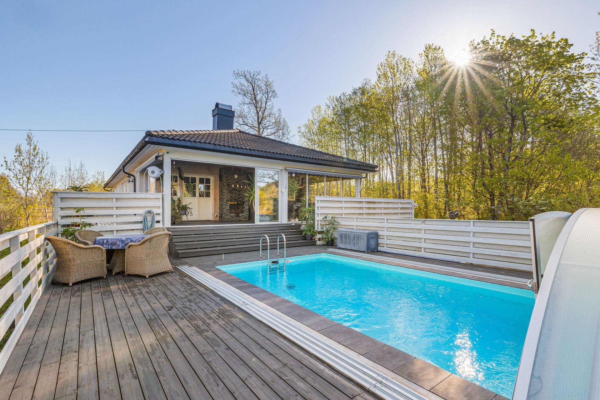 Nydelig opparbeidet hage og en fantastisk terrasse med svømmebasseng. . Bilde nummer 3 av 3