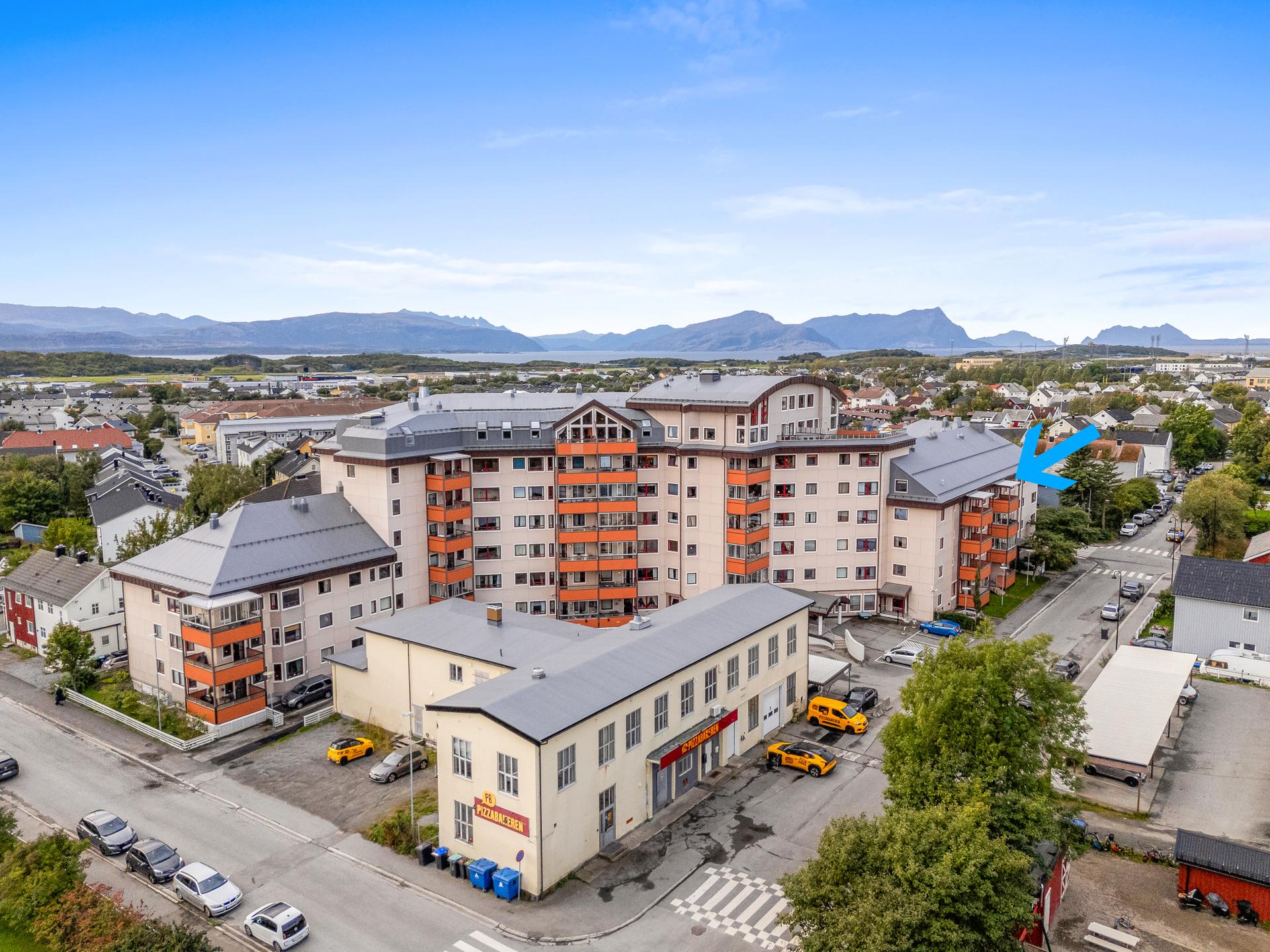 Leiligheten ligger fint til i toppetasjen(4.etg) - Heis i bygget. Bilde nummer 2 av 3