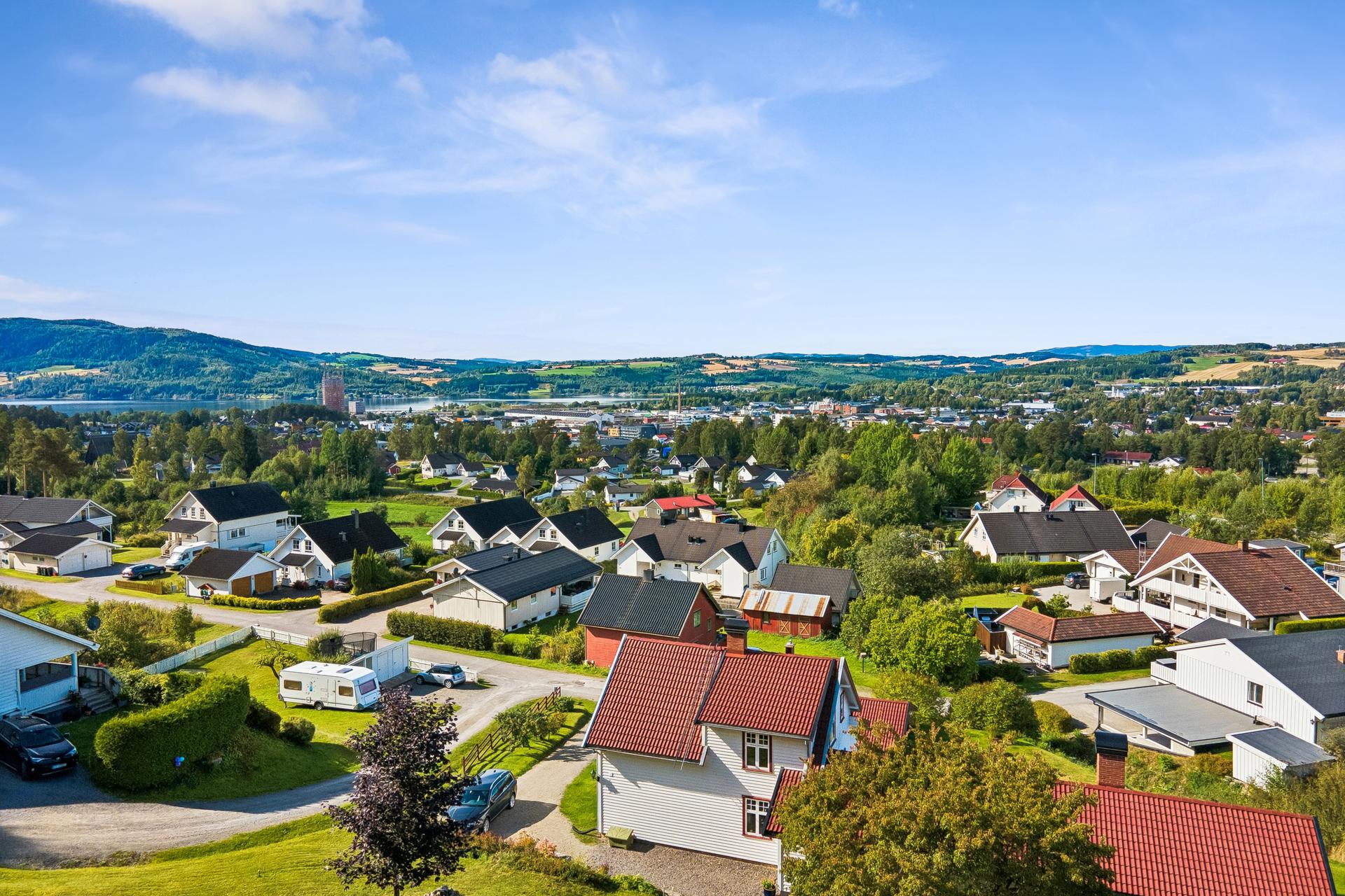 Eiendommen har flott beliggenhet i sør-vestvendt terreng, med lang solgang og nydelig panoramautsikt! . Bilde nummer 2 av 3