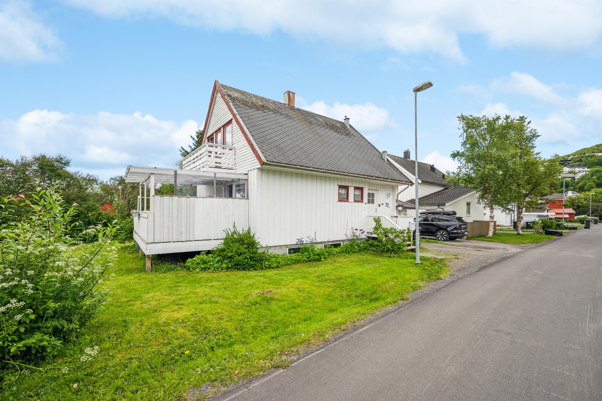 Boligen har en familievennlig plassering i et stille område, med umiddelbar nærhet til skog og mark. Bilde nummer 3 av 3