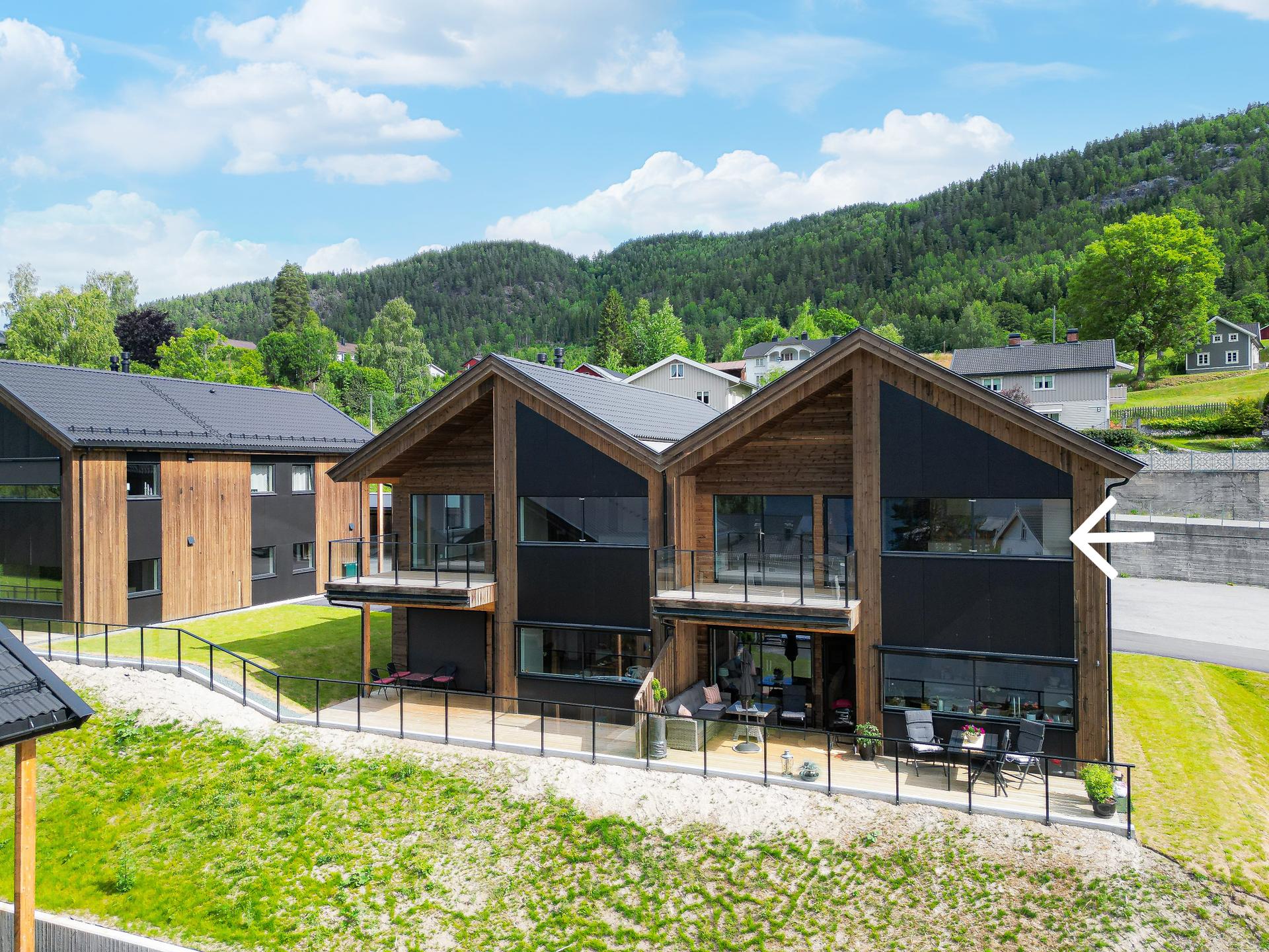 Fasade - leiligheten er markert med pil. Bilde nummer 2 av 3