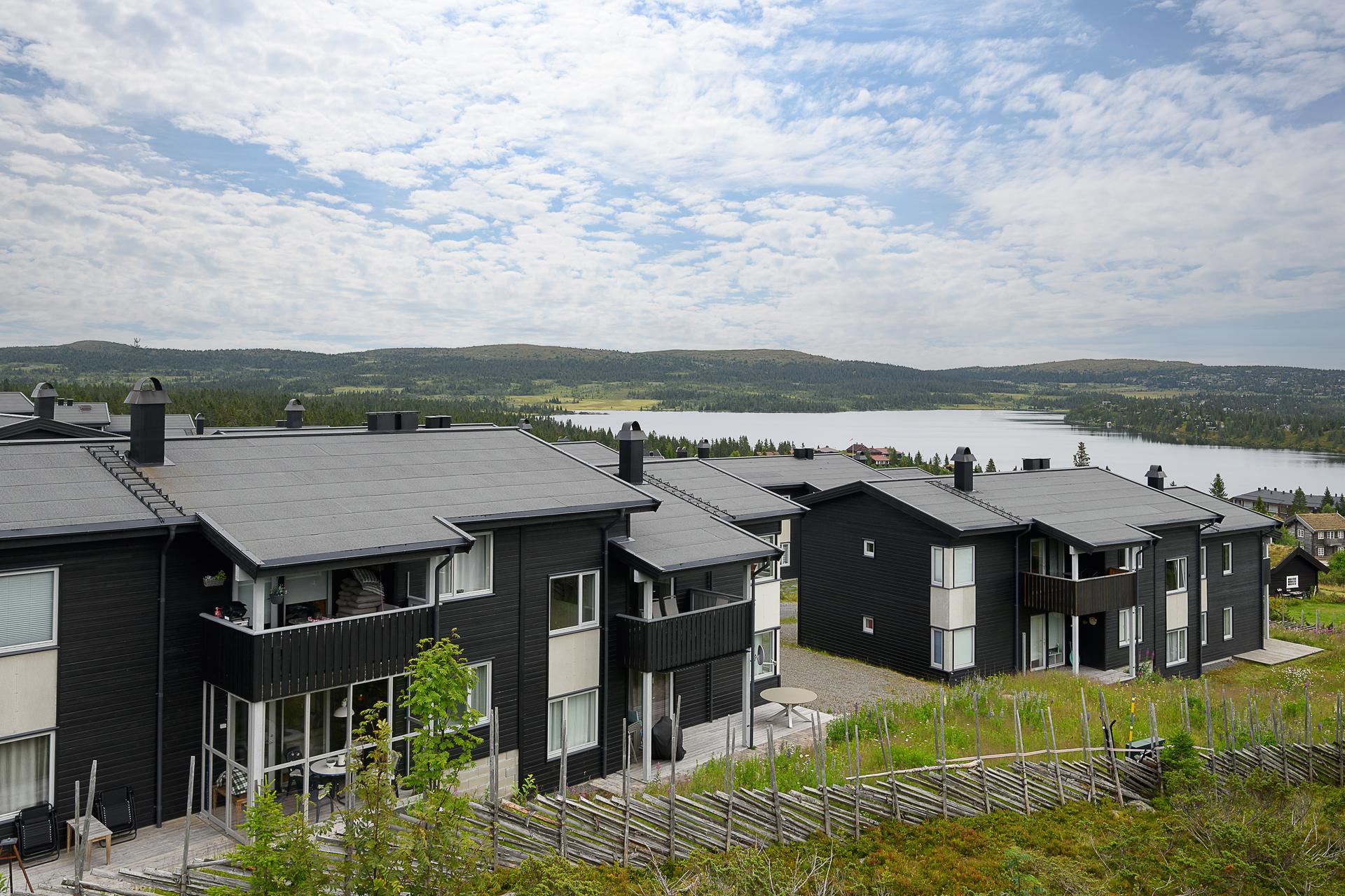 Meget sentralt beliggende - midt i smørøyet på Sjusjøen! Umiddelbar nærhet til langrennsløyper og turterreng, dagligvare og andre servicefasiltieter. . Bilde nummer 3 av 3
