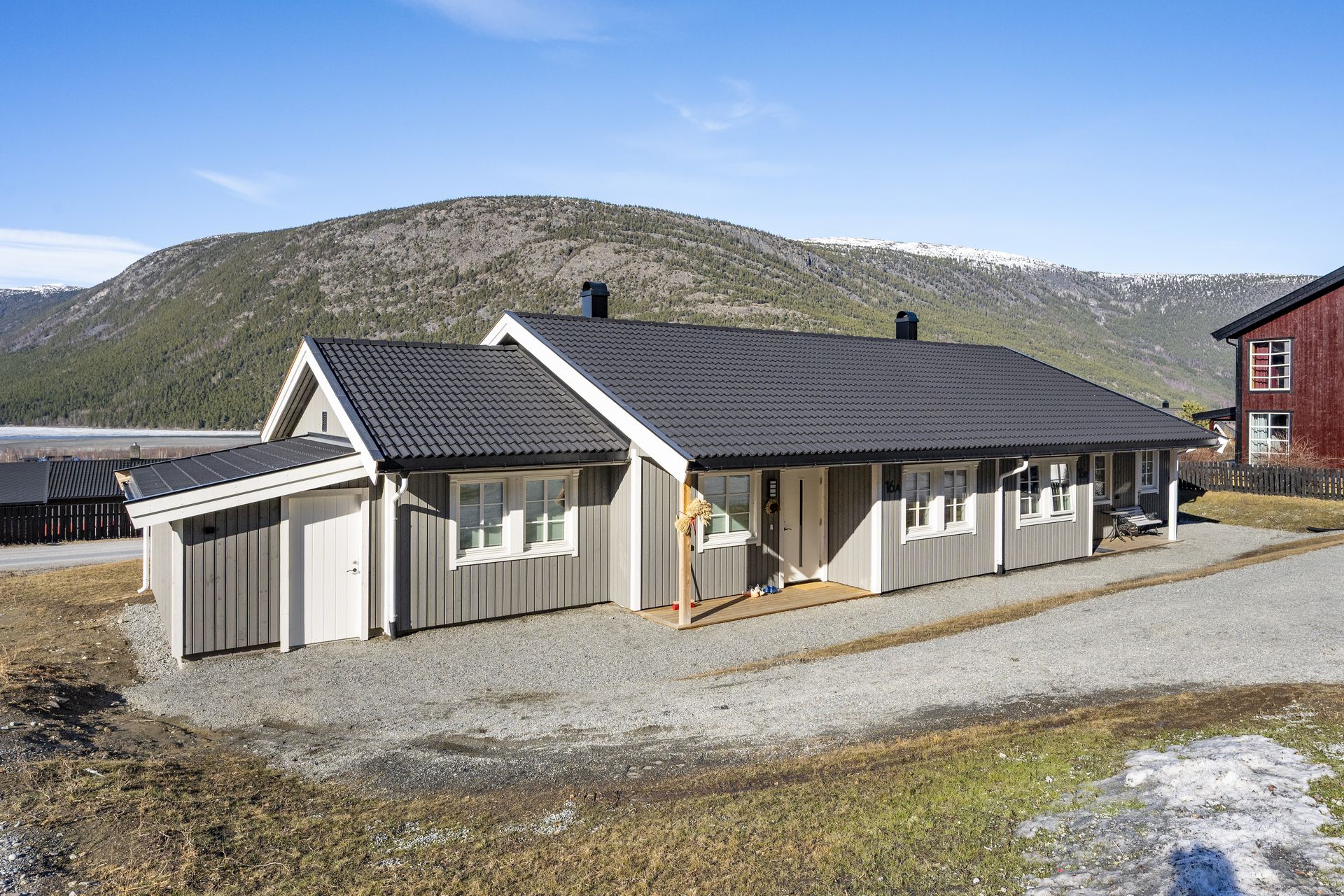 Bilde av tilsvarende bolig - Gjeisarjordet 16 A og B. Denne tomannsboligen er i sameie med Gjeisarjodet 14 A og B. . Bilde nummer 2 av 3