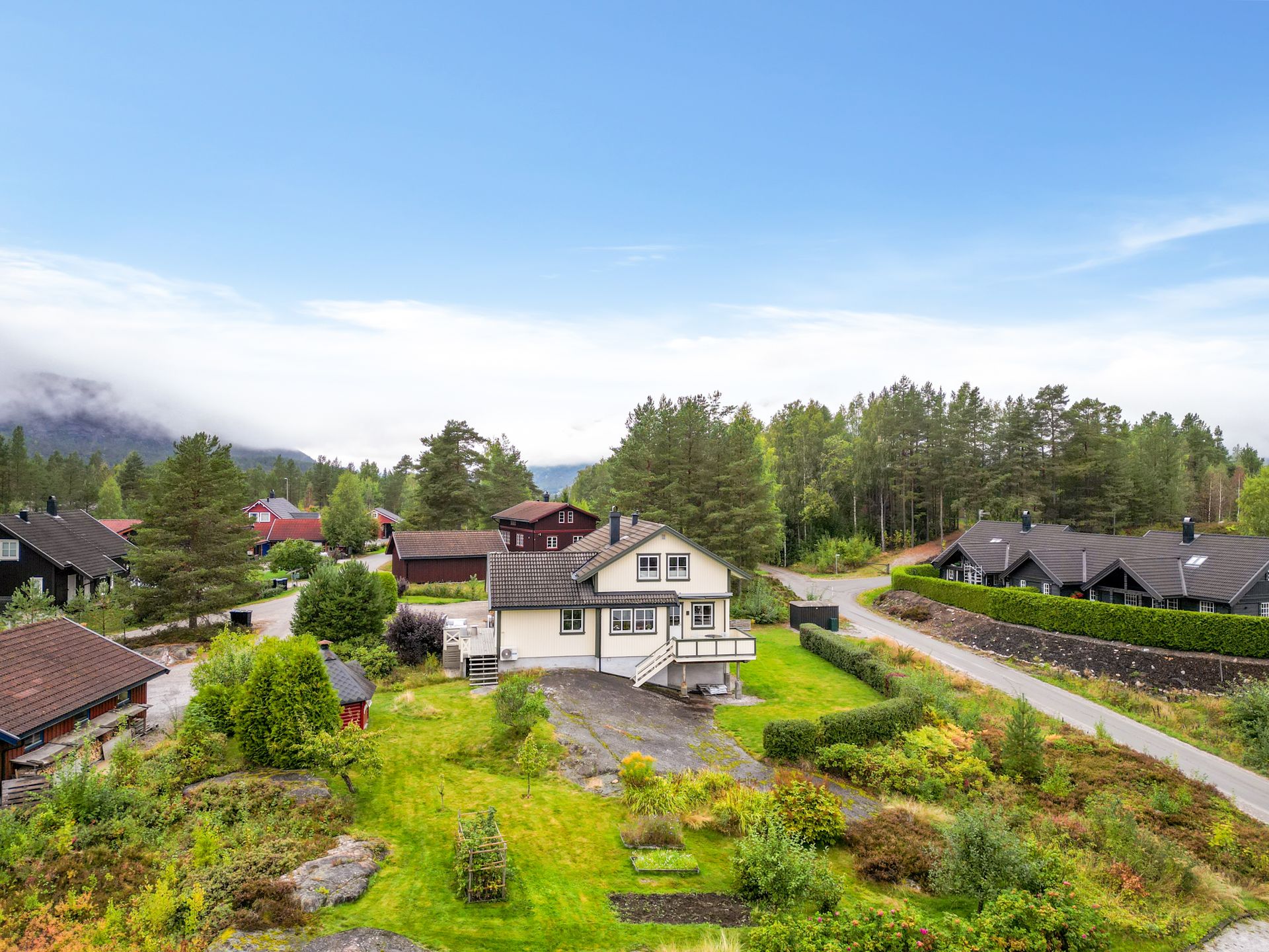 Innholdsrik enebolig over tre plan, høyt og fritt plassert på Nordbøåsen med utsikt mot Lifjell. Dobbel garasje.. Bilde nummer 2 av 3