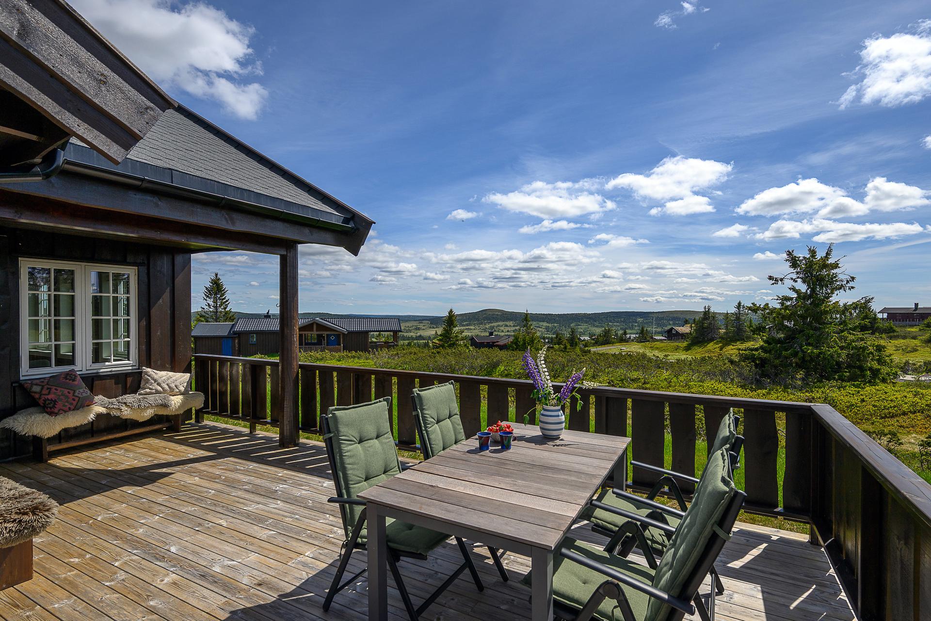 Nyere hytte fra 2018 med moderne standard, stor terrasse og vidstrakt utsikt over fjellandskapet.. Bilde nummer 2 av 3
