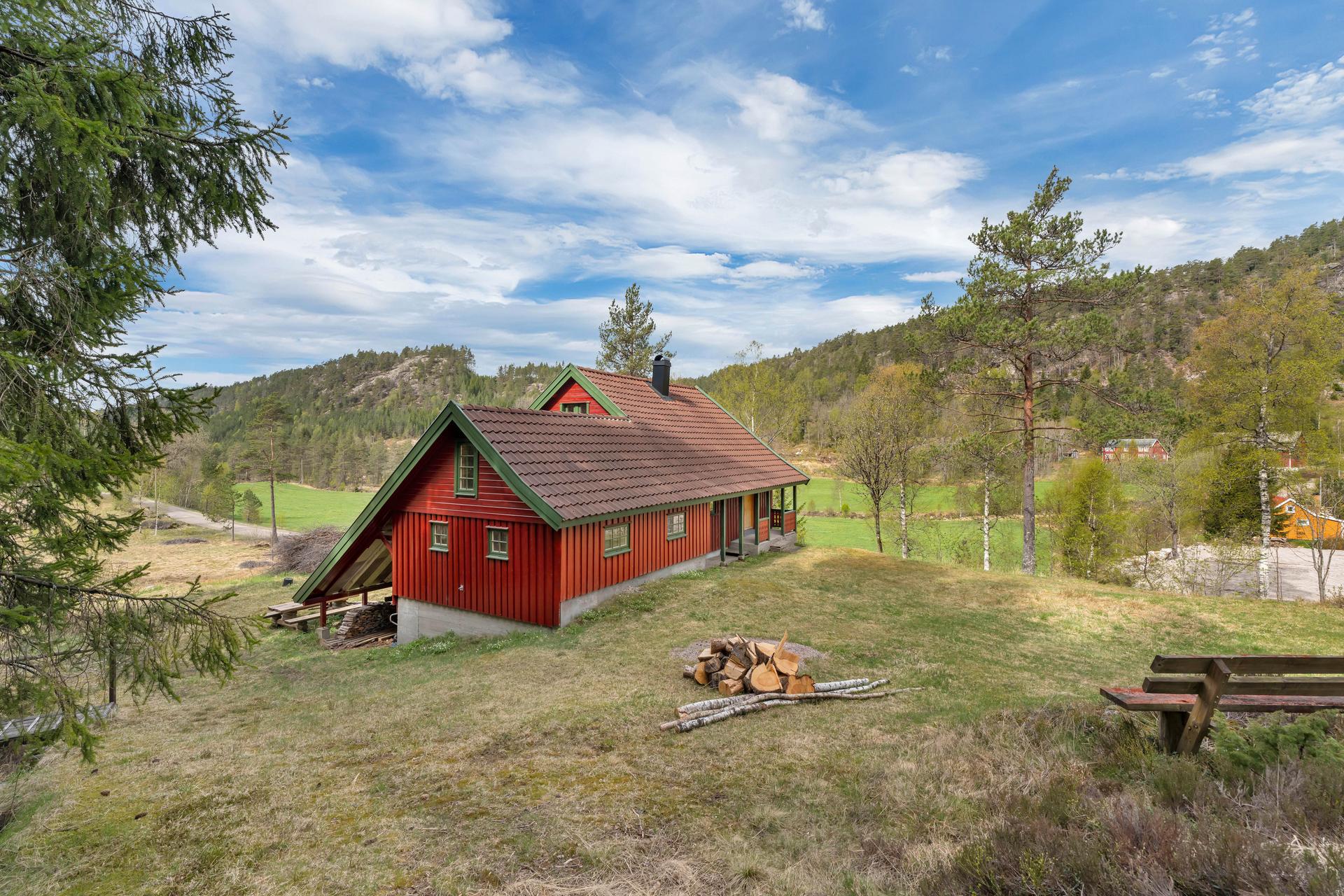 Velkommen til Rolandsveien 187! Foto: Boligfotografer. Bilde nummer 1 av 3