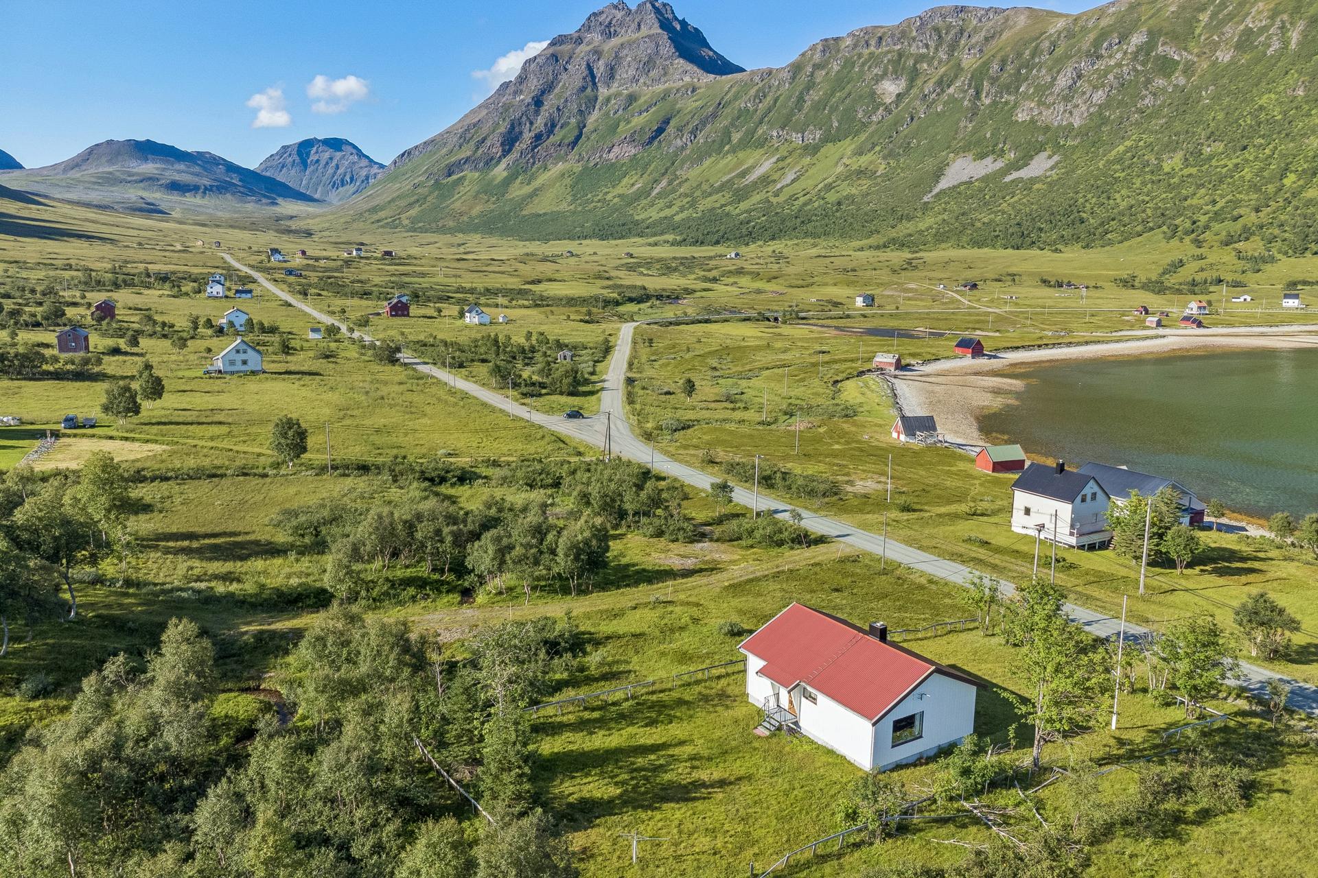 Eiendommen har en fri og usjenert plassering i landskapet.. Bilde nummer 3 av 3