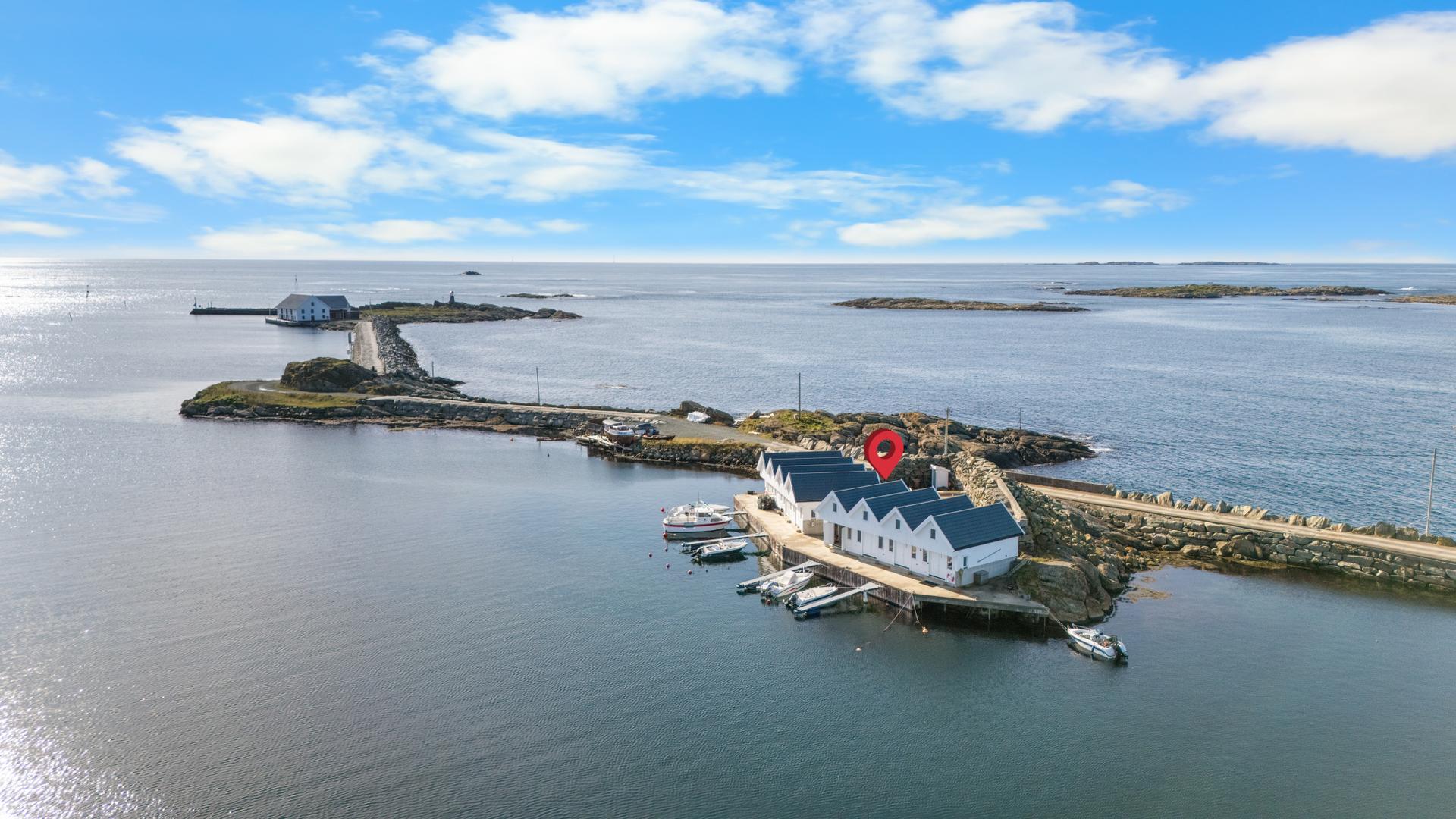 Plasseringen på Varholmen gir nærhet til sjøen og kort avstand til både Åkrehamn sentrum og populære kystområder. Området er kjent for sin maritime atmosfære og en kombinasjon av ro og enkel tilgang til hverdagslige fasiliteter.. Bilde nummer 3 av 3