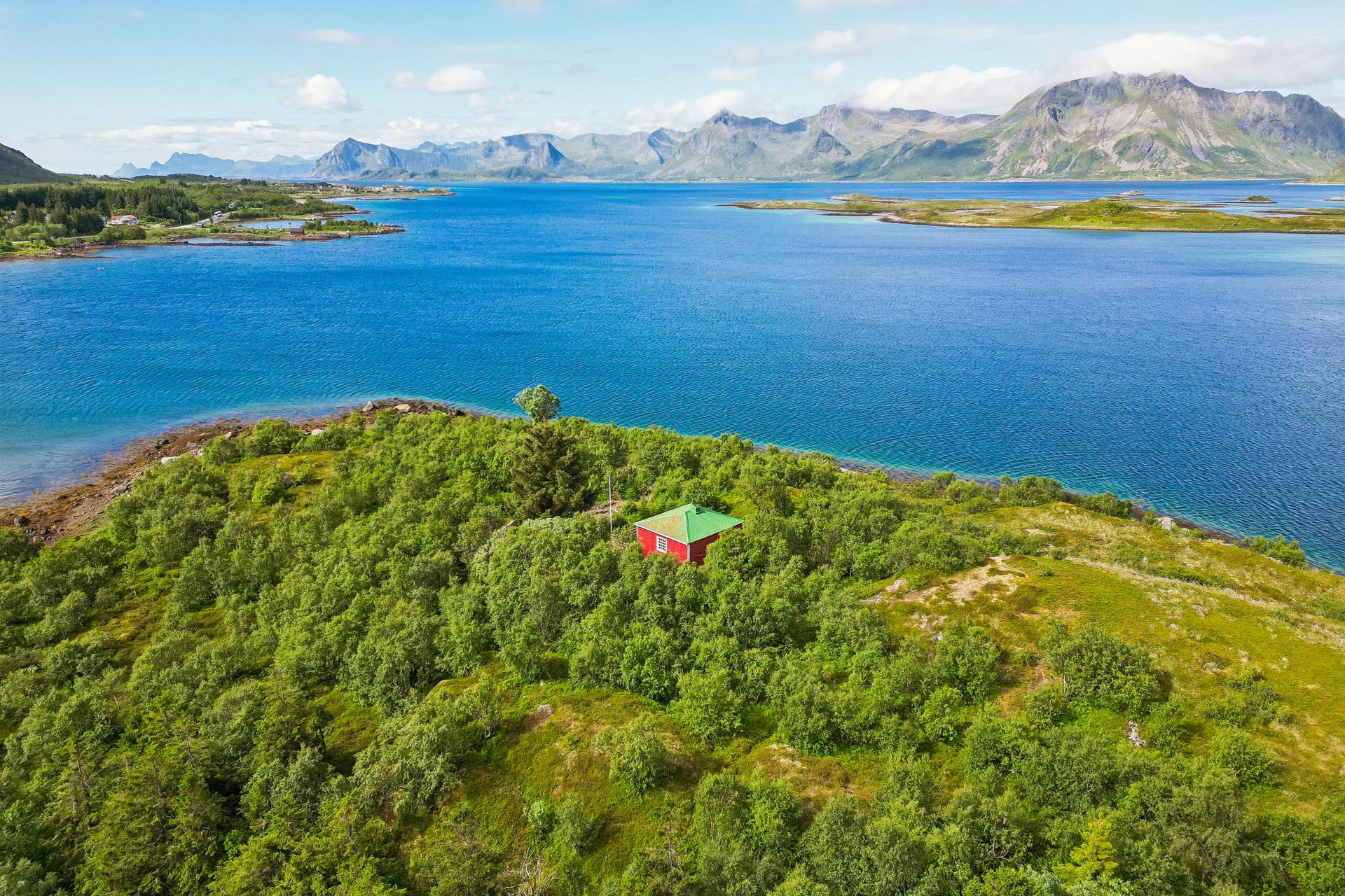 Eiendommen ligger usjenert til med storslått natur og hav på alle kanter.. Bilde nummer 2 av 3
