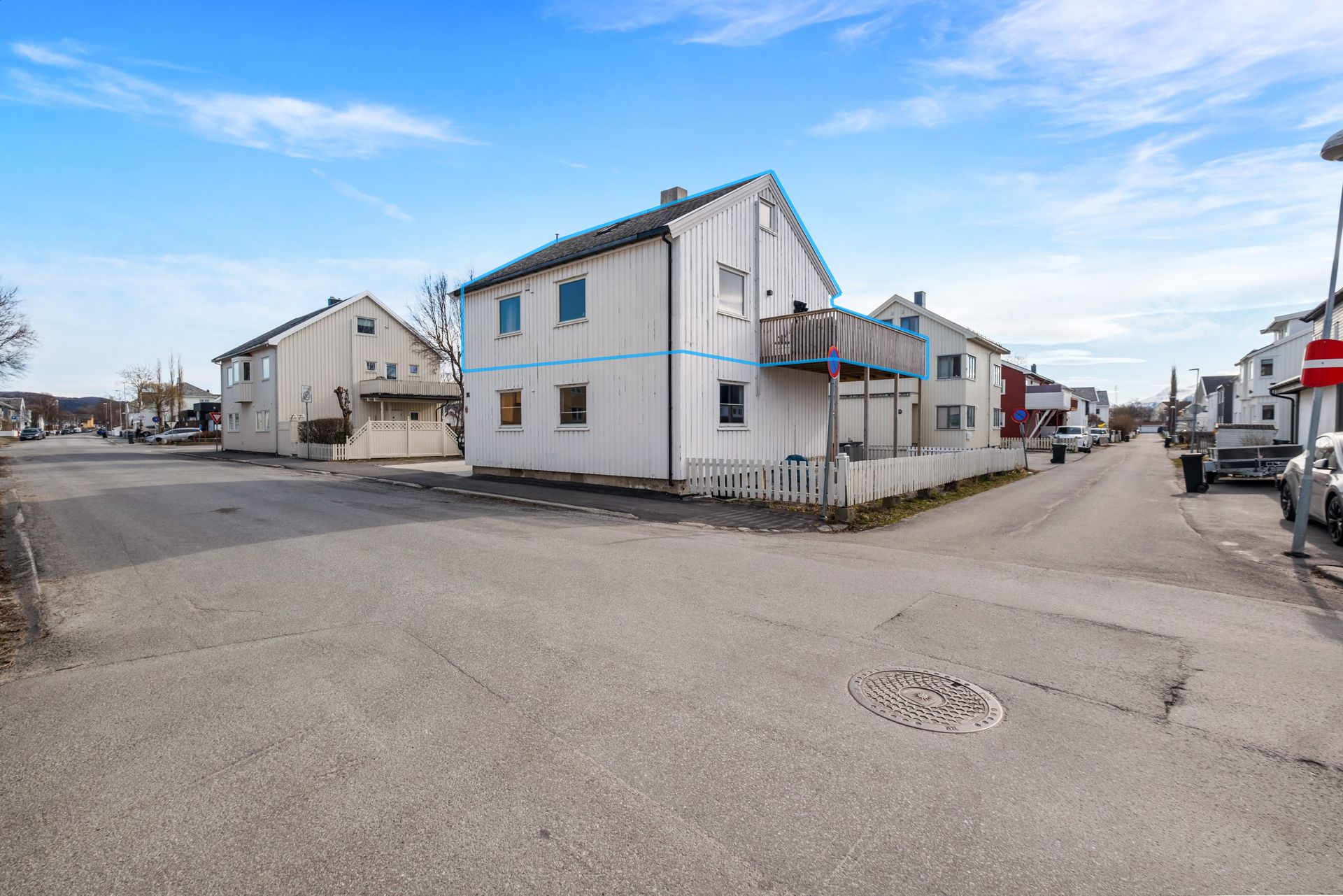 Leiligheten består av hele 2. etasje + loftsareal.. Bilde nummer 2 av 3