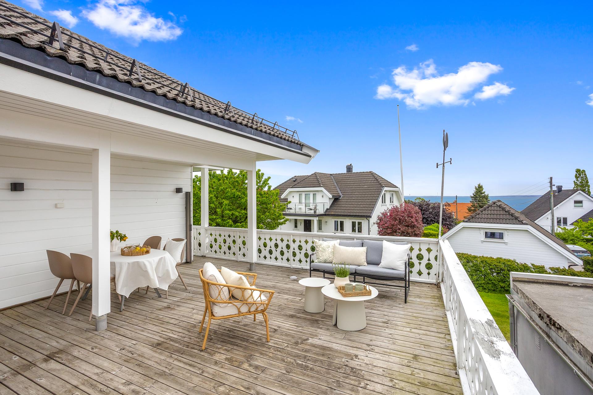 Fra hovedetasjen er det utgang til en stor terrasse på 60 m² og en tilhørende utestue.. Bilde nummer 3 av 3