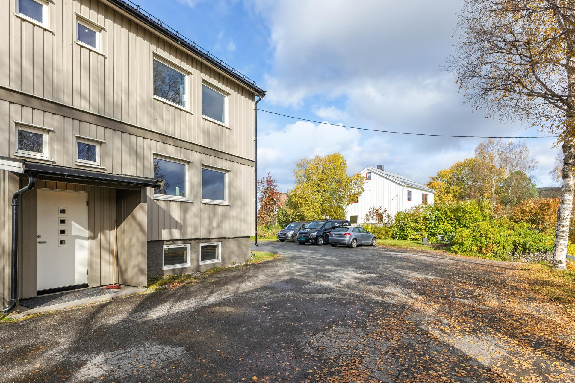 Godt med oppstillingsplasser på felles tomt for borettslaget. . Bilde nummer 3 av 3