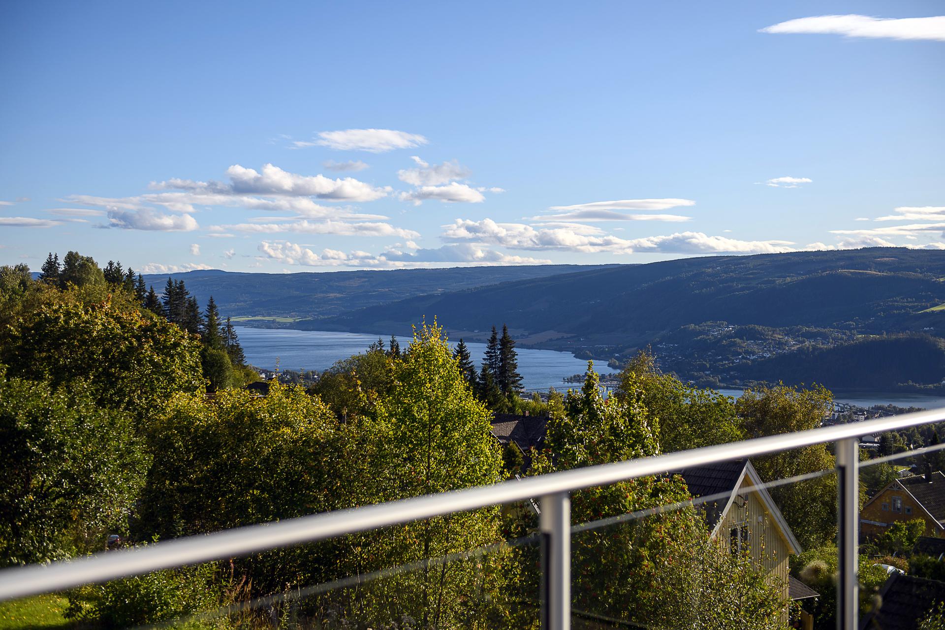 Utsikt over Mjøsa og de omkringliggende åsene i Lillehammer.. Bilde nummer 2 av 3