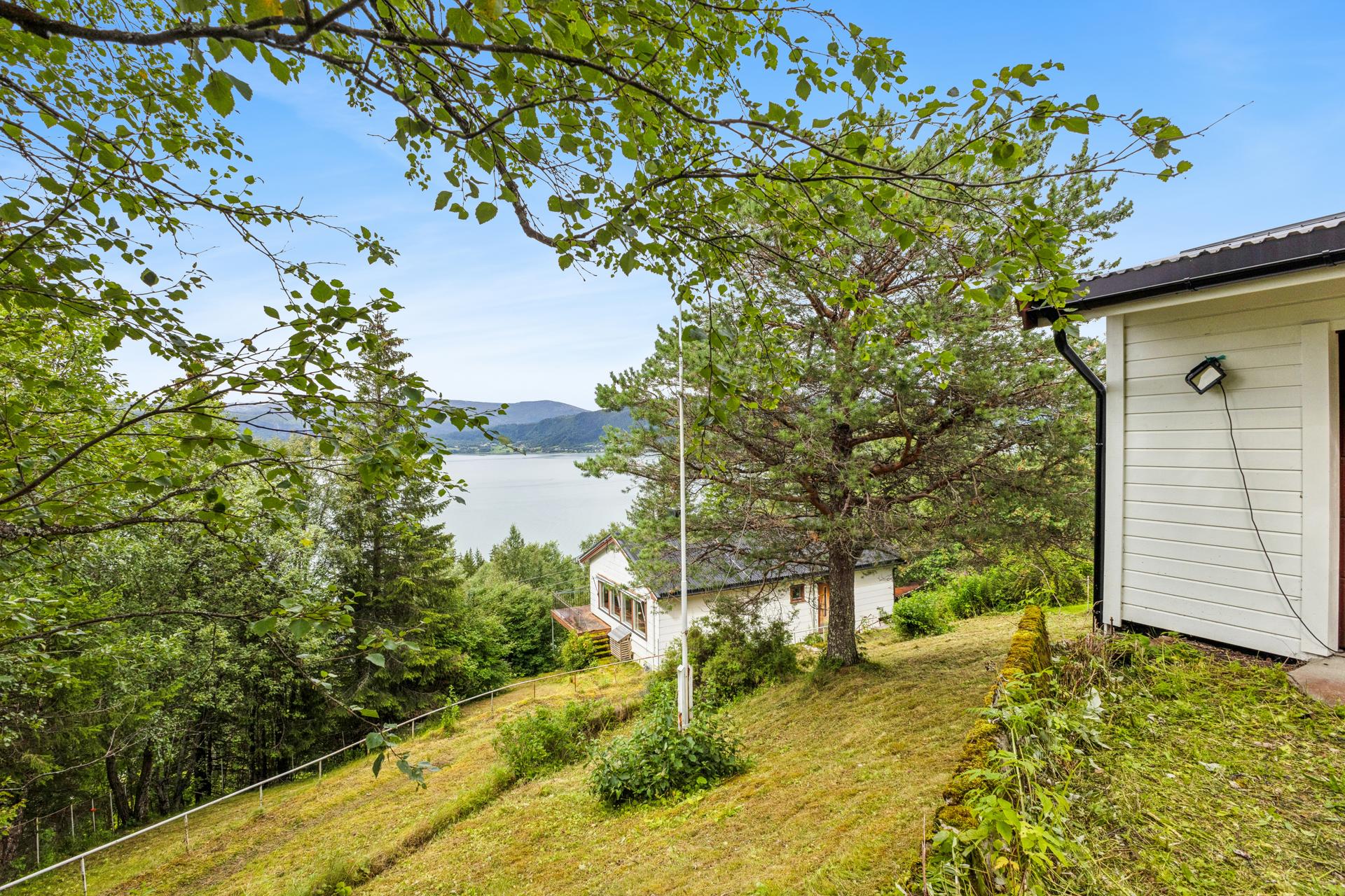 Enebolig med fin fjordutsikt. . Bilde nummer 2 av 3
