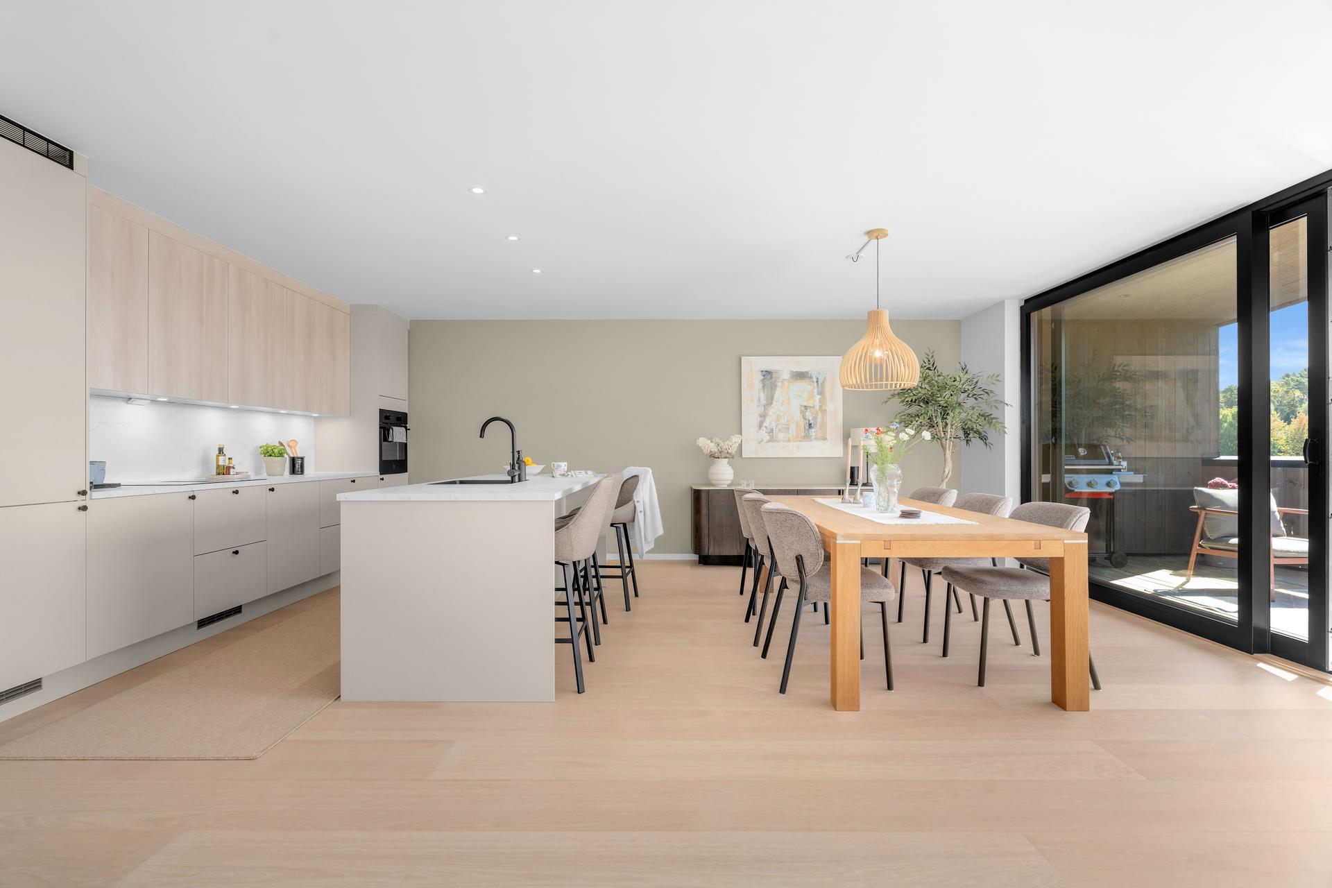 Boligen har en sentral og familievennlig beliggenhet i hjertet av Vågsbygd, med kort vei til Amfi Vågsbygd og turområder i Vågsbygdskogen. Planløsningen over to plan er gjennomtenkt og skiller de private og sosiale sonene.. Bilde nummer 3 av 3