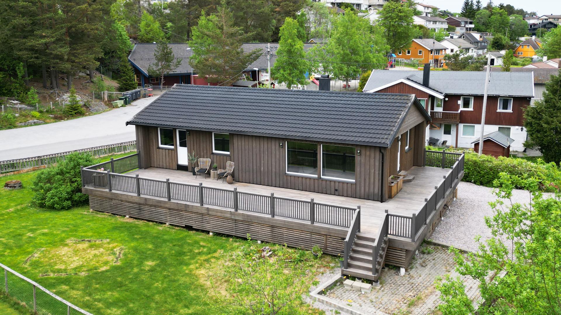 Eiendommen fremstår som pent opparbeidet med hage, gruset biloppstillingsplass og 95 (!) kvm terrasse. . Bilde nummer 2 av 3