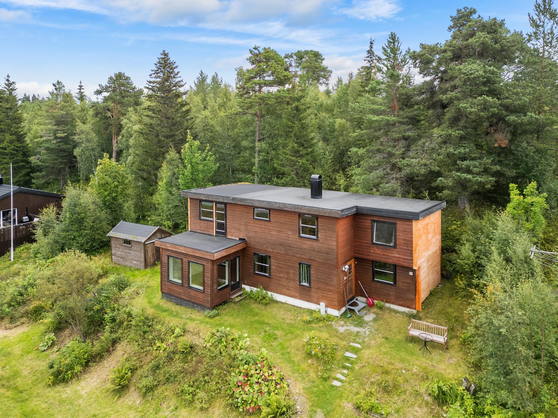 I Solemsvegen har du Bymarka i hagen, Lianvannet like bort i vegen og kort vei til trikken som tar deg til sentrum på ca. 20 minutter.. Bilde nummer 3 av 3