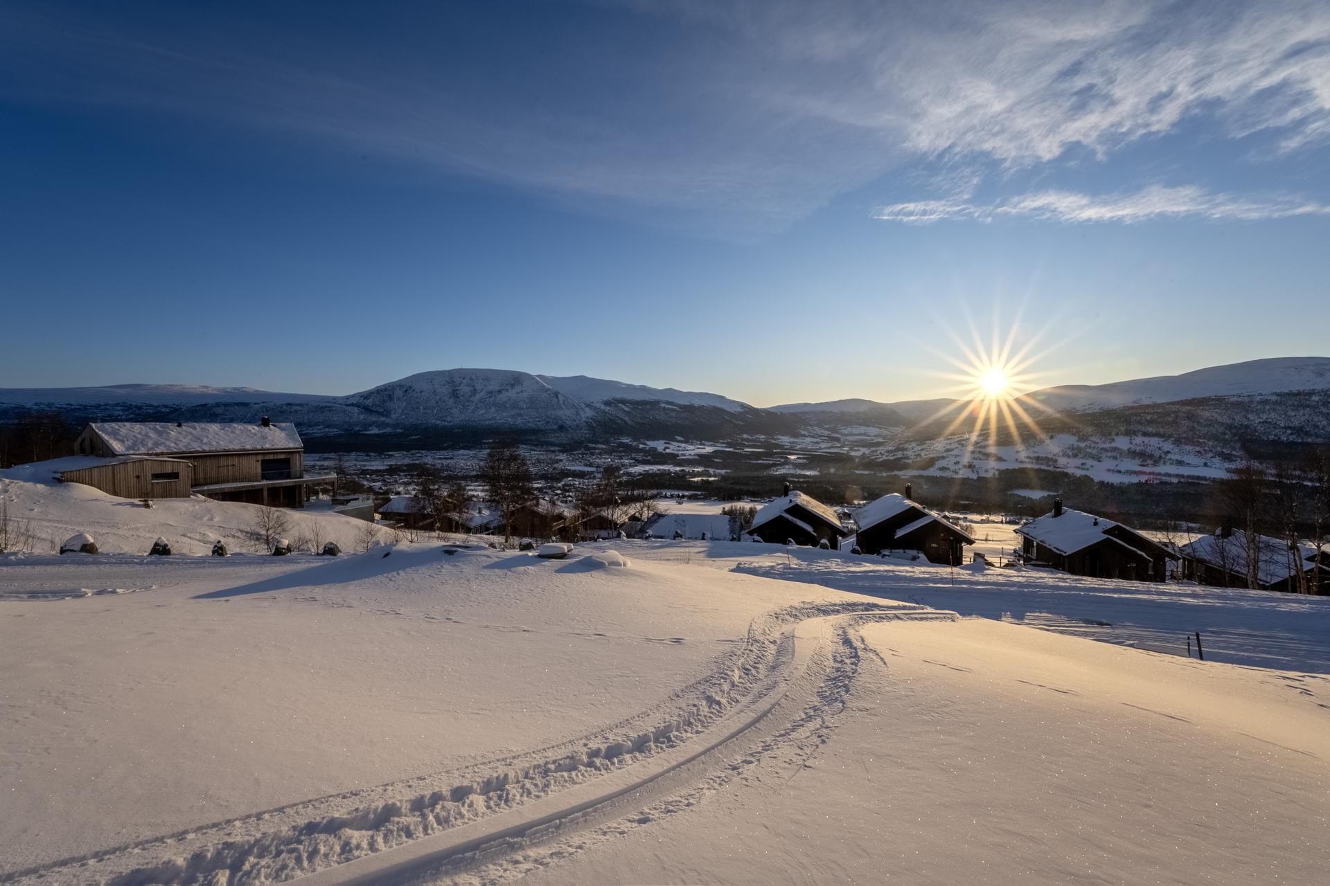 Tomten er omgitt av åpent og vakkert landskap med svært gode sol- og utsiktsforhold. . Bilde nummer 3 av 3
