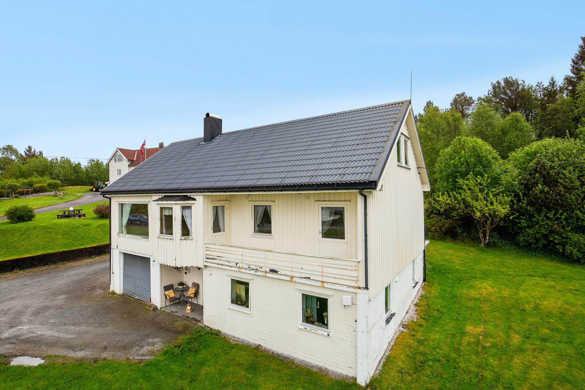 Innholdsrik enebolig med utleiedel . Bilde nummer 2 av 3