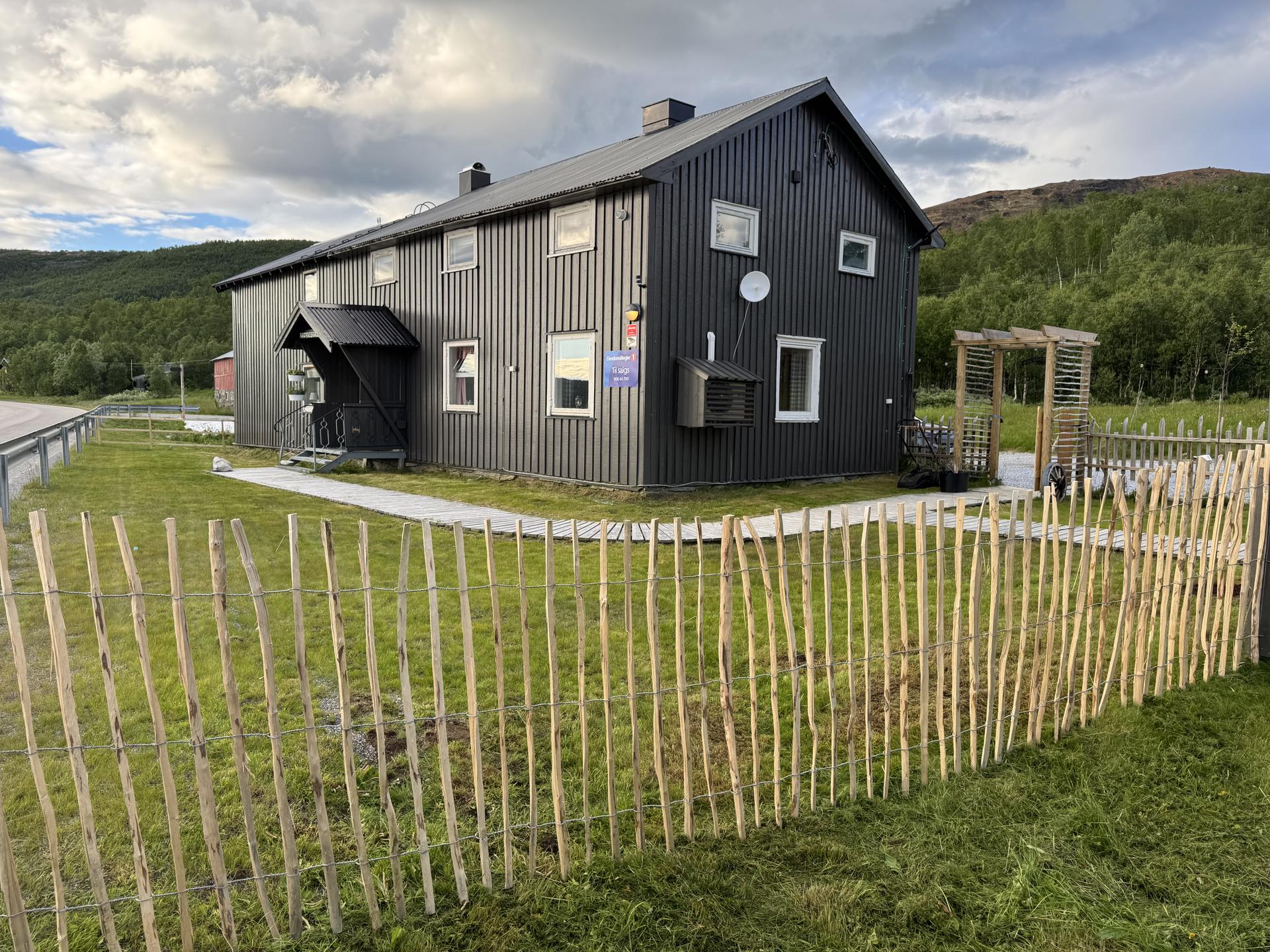 Eiendomsmegler 1 har gleden av å presentere Rauvassgården!. Bilde nummer 1 av 3