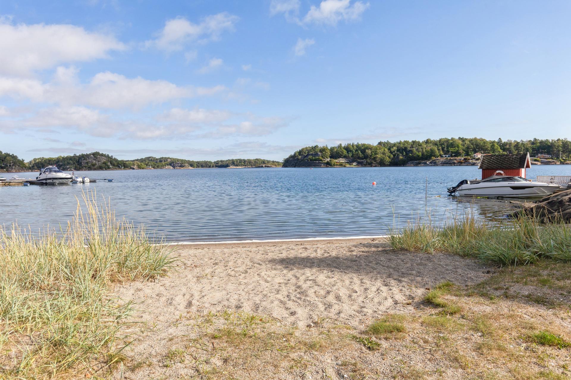 Hyggelig sandstrand litt lenger nord for eiendommen på Nedre Holtan. Bilde nummer 3 av 3