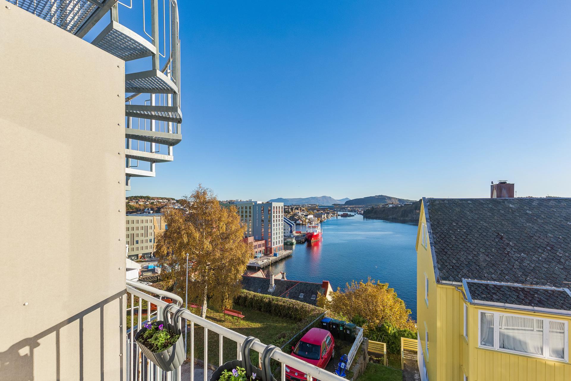 Leilighet med balkong og utsikt over innseilingen og havnebassenget.. Bilde nummer 2 av 3