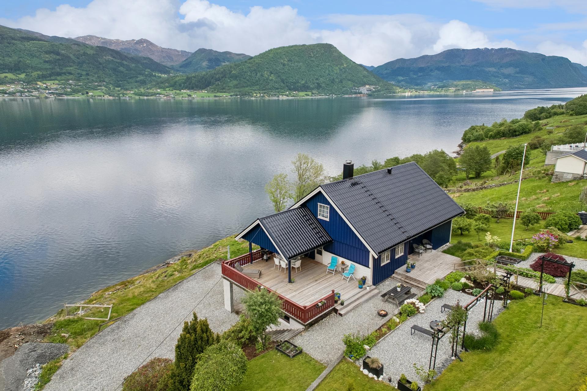 Torheimsvegen 1086 presentert av EiendomsMegler1 Nordfjord ved Sissel Halnes
Foto: Efkt, Svein Olav Humberset. Bilde nummer 1 av 3