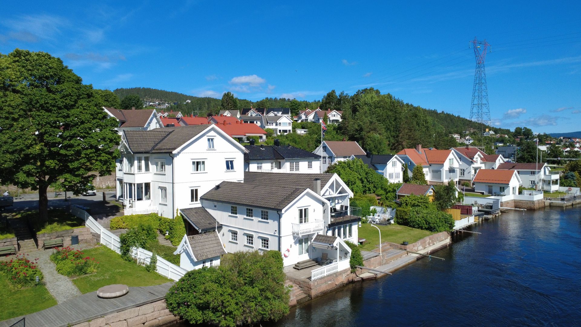 Eiendom rett ved vannet sentralt i Svelvik!. Bilde nummer 1 av 3