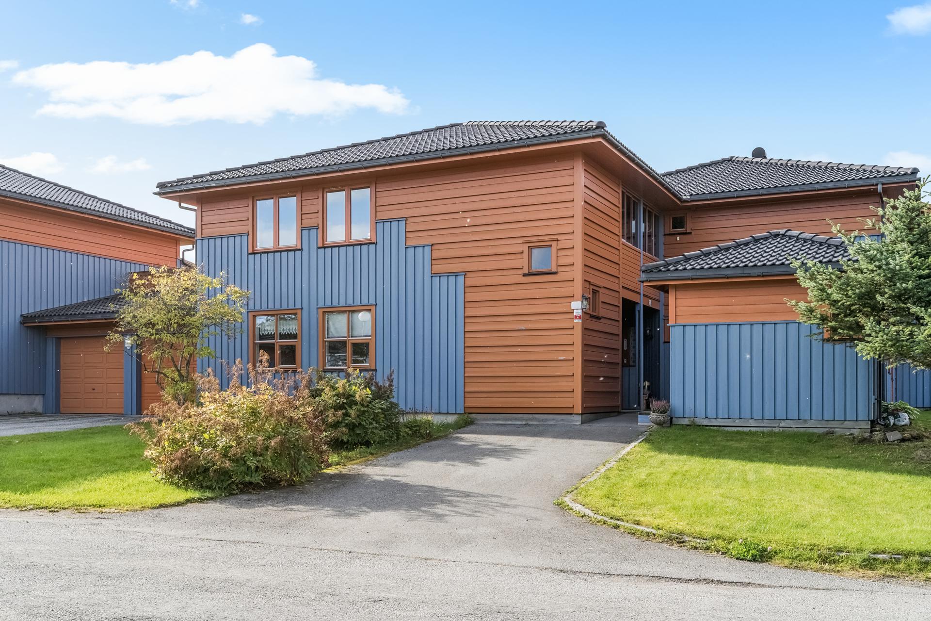 Boligsameiet Lekneskroken består av 13 eierseksjoner i et etablert boligområde. Her bor du midt i smørøyet av Leknes sentrum med gangavstand til alle nødvendige servicetilbud og fasiliteter. . Bilde nummer 2 av 3