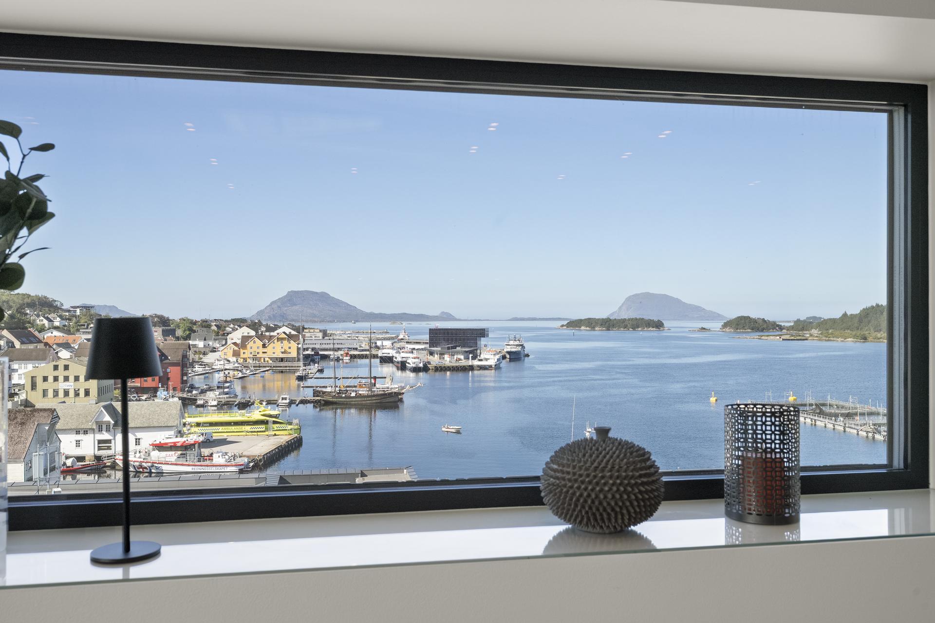 Store vindaugsflater frå golv til tak rammar inn utsikta over innseglinga til Florø. Utsikt frå kjøkkenet. Bilde nummer 3 av 3