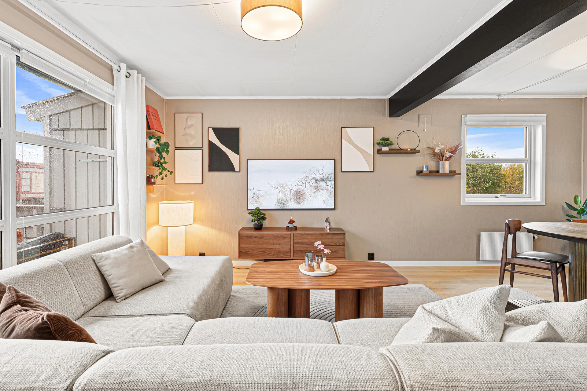 Det er gjennomført en stor renovering av bygg. Skiftet tak på alle bygg, malt,
skiftet vinduer, isolert alle endevegger. Nytt fjernvarmeanlegg. Bilde nummer 3 av 3
