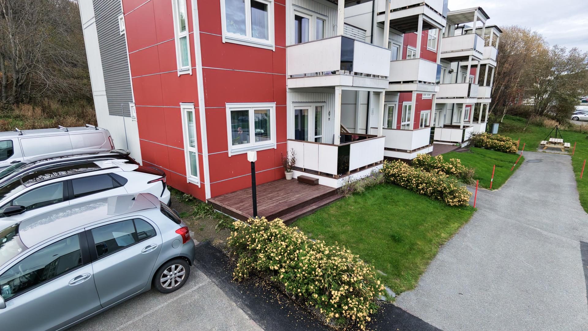 Takoverbygd balkong og markterrasse med trivelig hageflekk foran. Parkering og egen el.bilader utenfor.. Bilde nummer 2 av 3