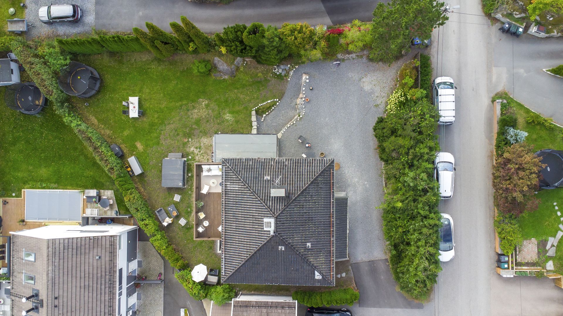 Tomten har romslig gruset adkomst og stor hage på baksiden.. Bilde nummer 3 av 3